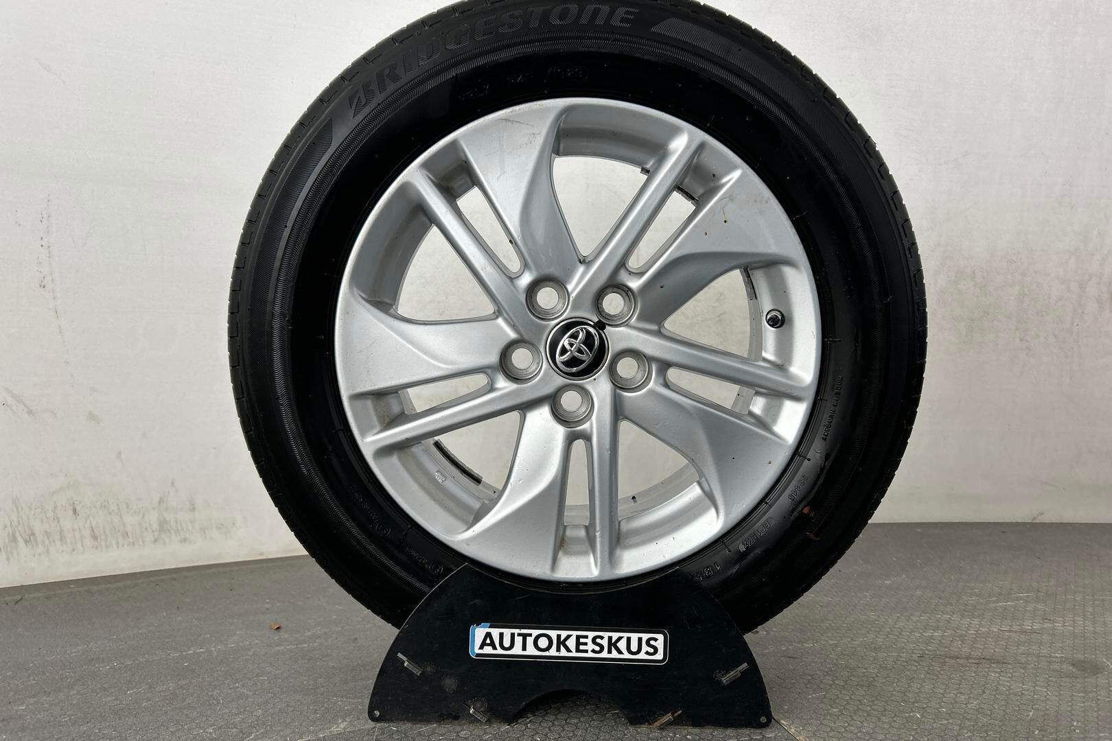 Toyota Yaris iso kuva 13