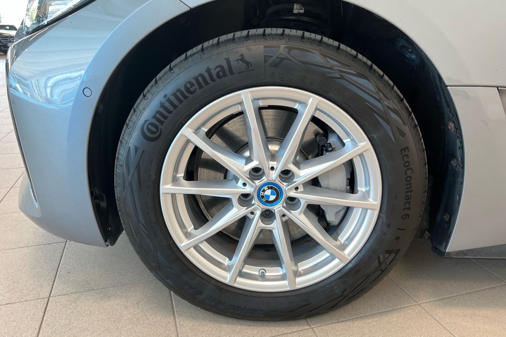 BMW i4 iso kuva 10