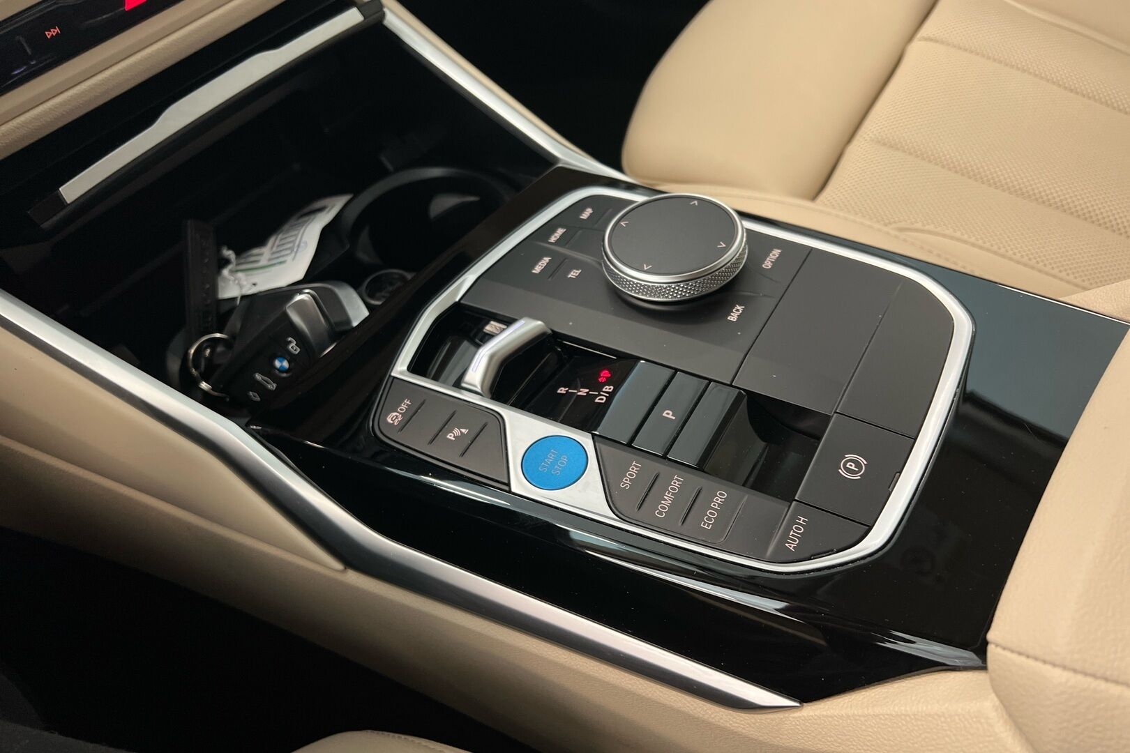 BMW i4 iso kuva 13