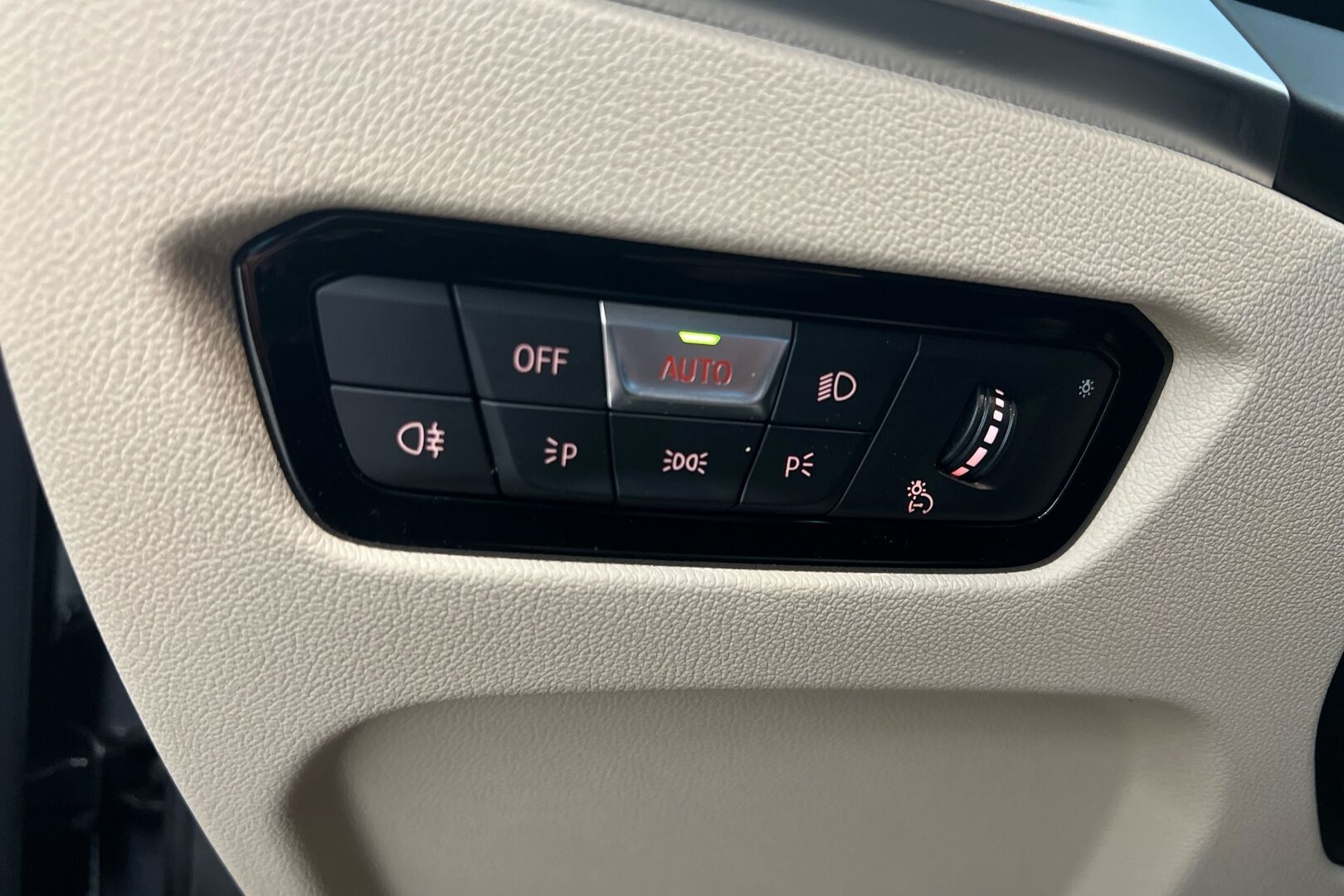BMW i4 iso kuva 15