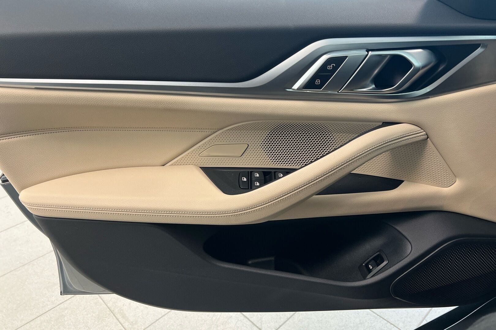 BMW i4 iso kuva 16