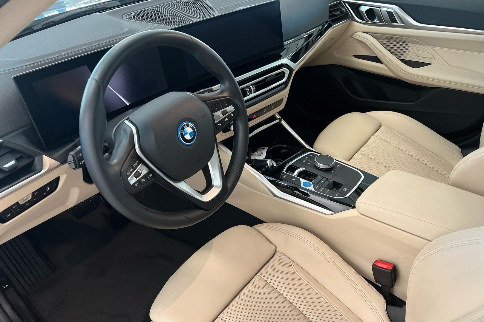 BMW i4 iso kuva 6