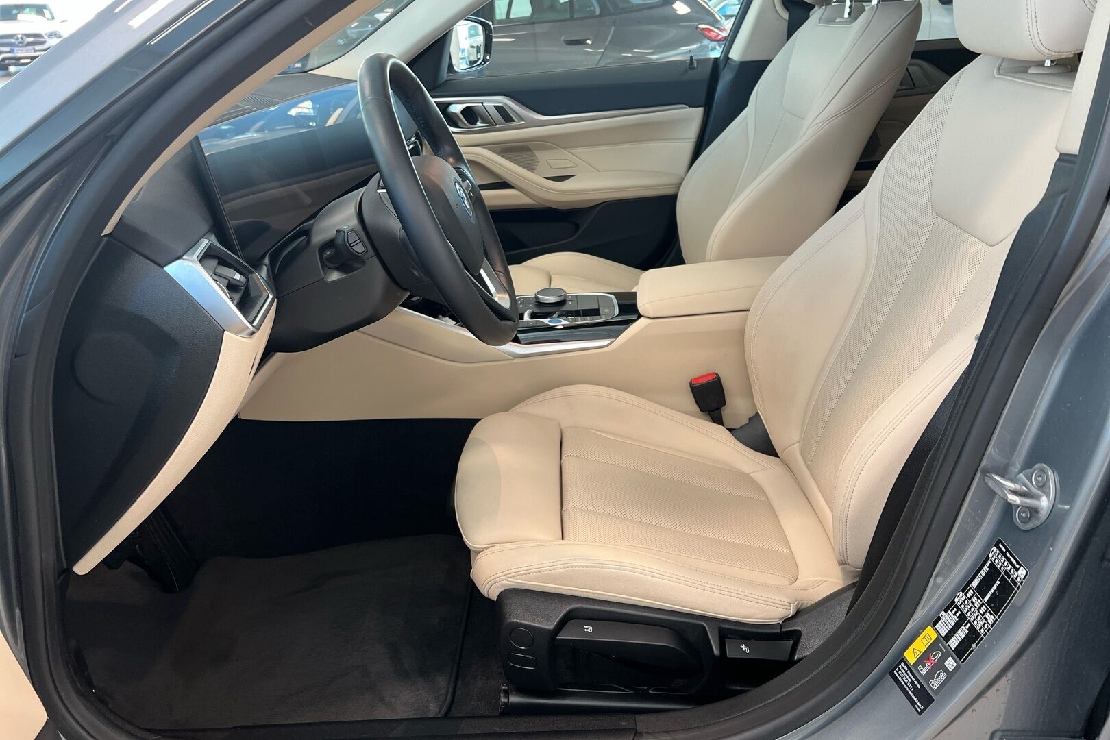 BMW i4 iso kuva 7