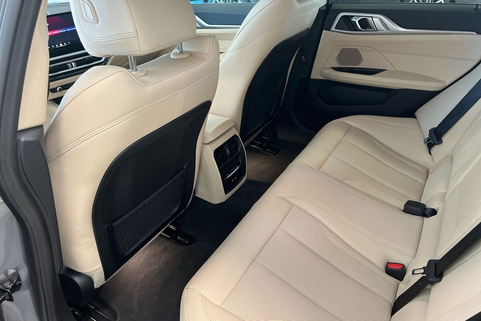 BMW i4 iso kuva 8