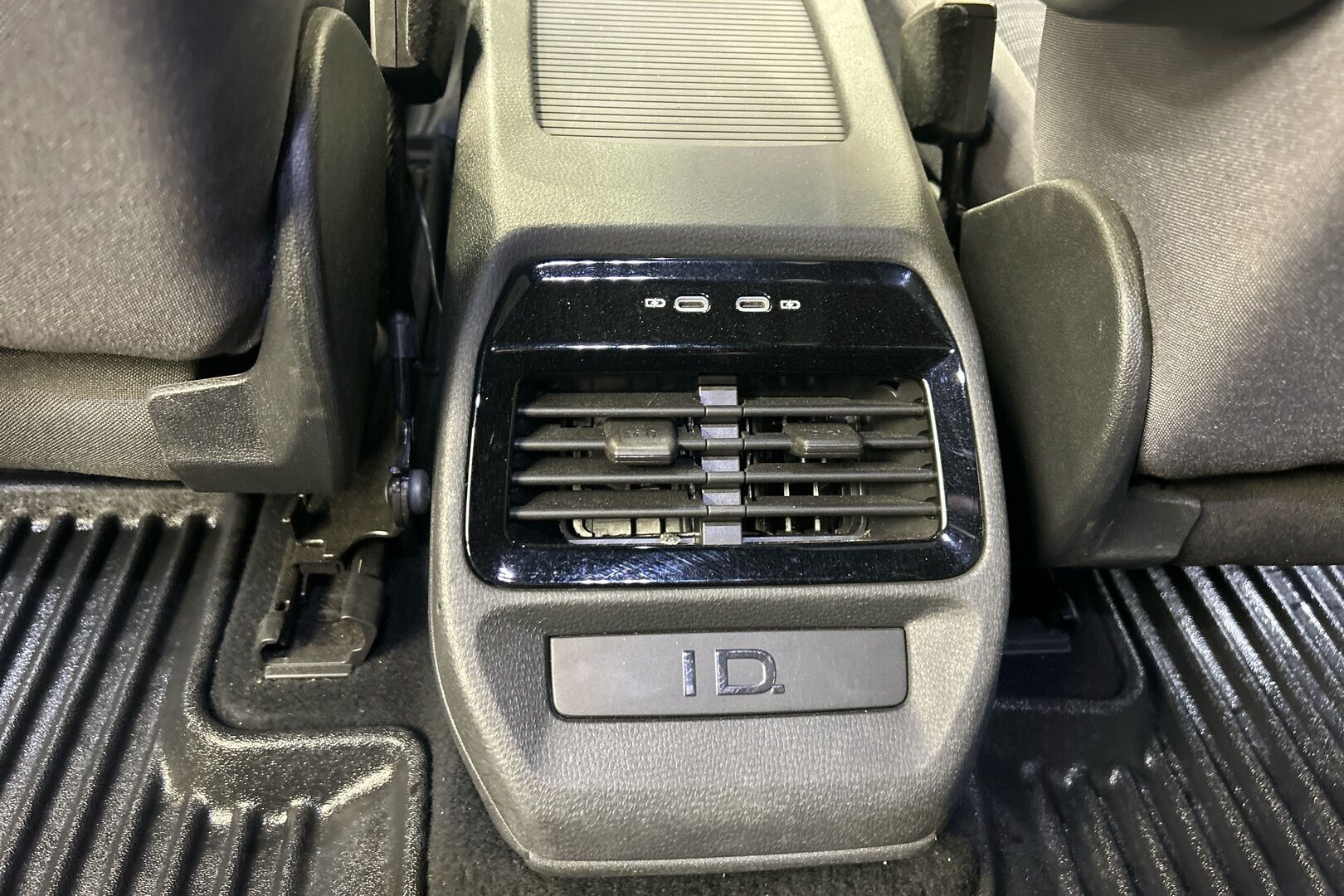 Volkswagen ID.4 iso kuva 20