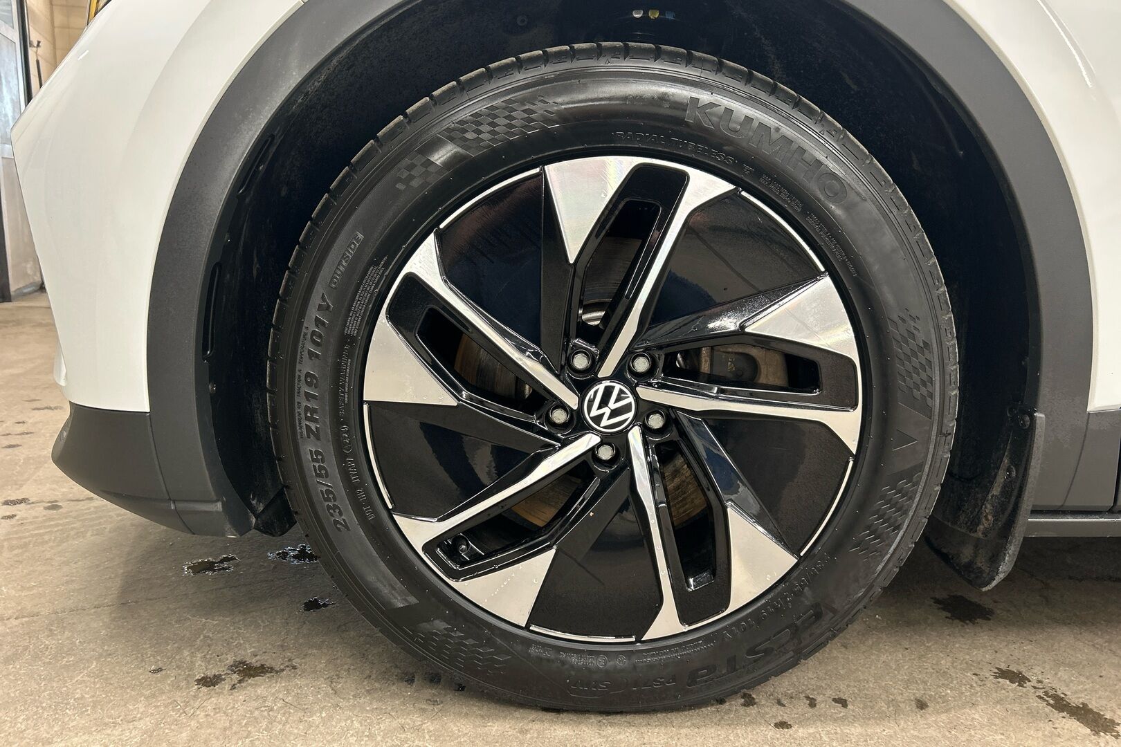 Volkswagen ID.4 iso kuva 21