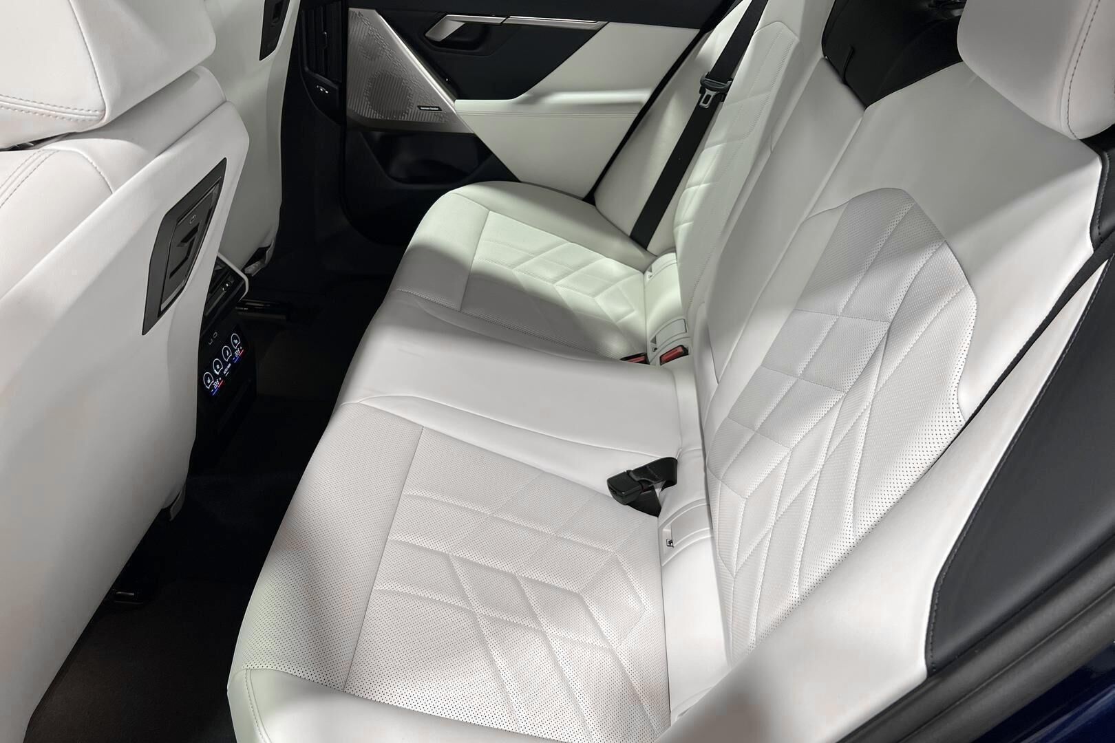 BMW i5 iso kuva 9