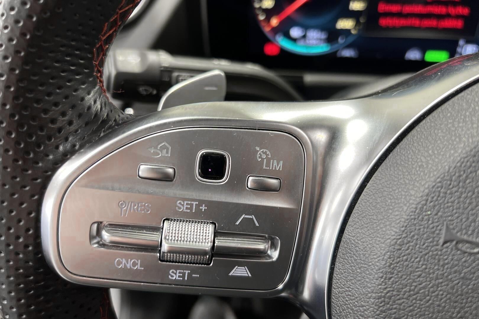 Mercedes-Benz EQA iso kuva 10