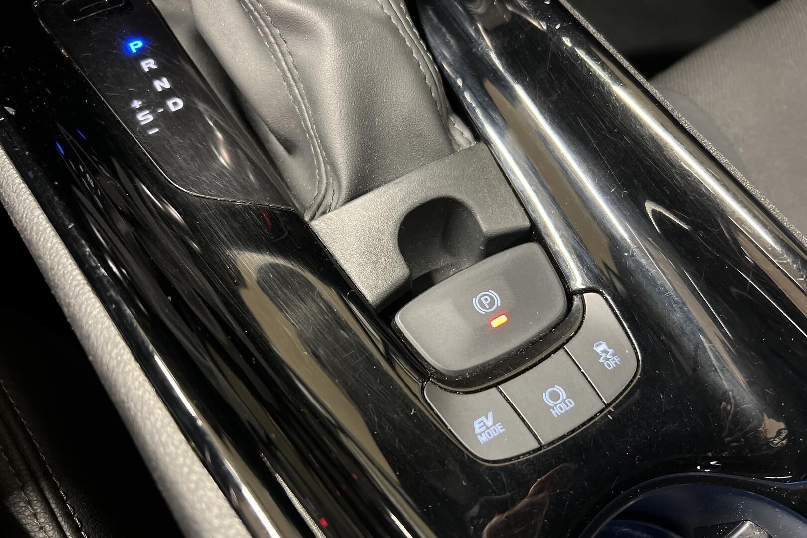 Toyota C-HR iso kuva 16