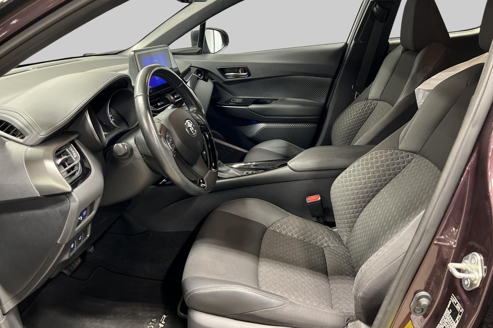 Toyota C-HR iso kuva 8