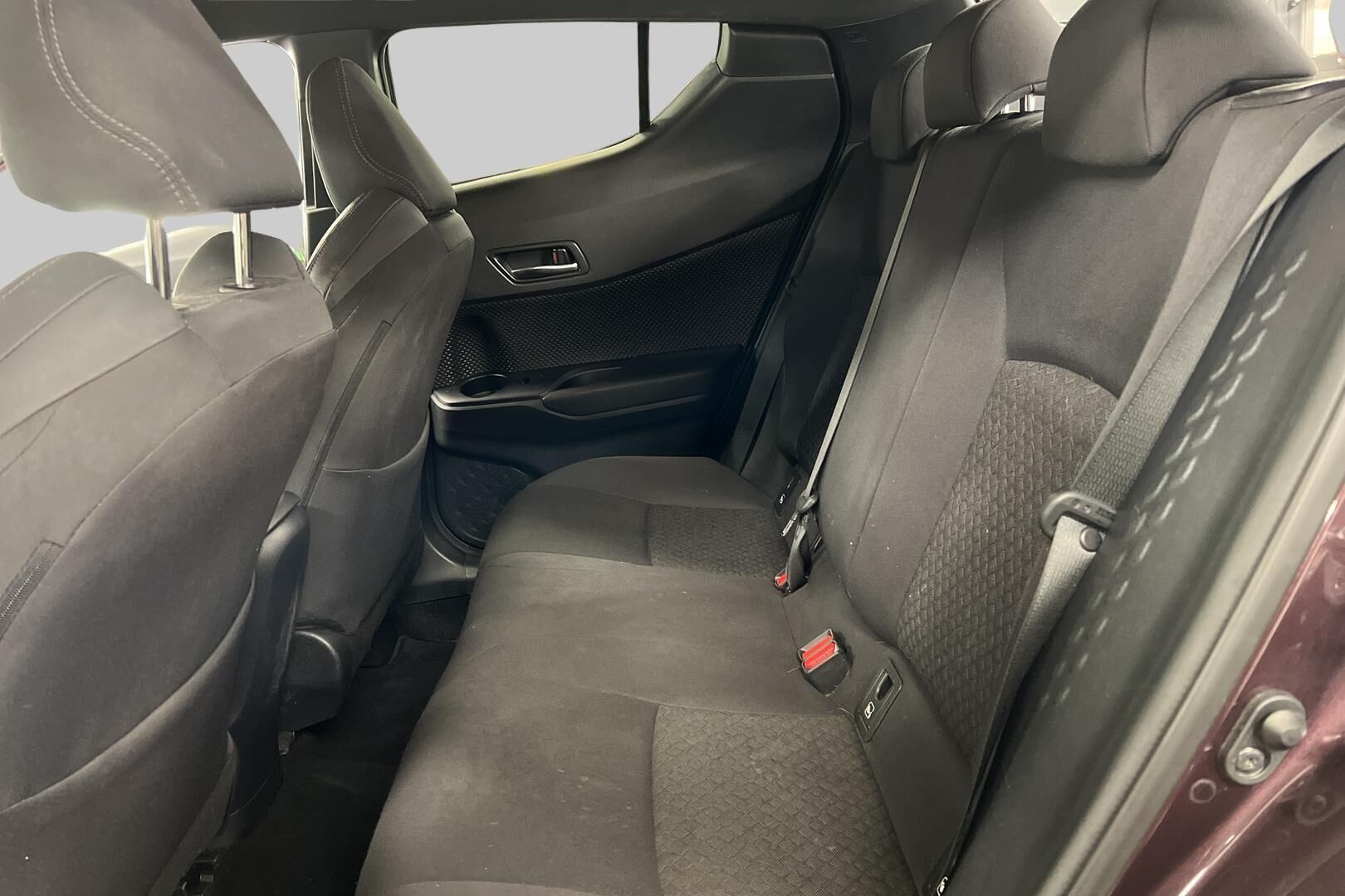 Toyota C-HR iso kuva 9