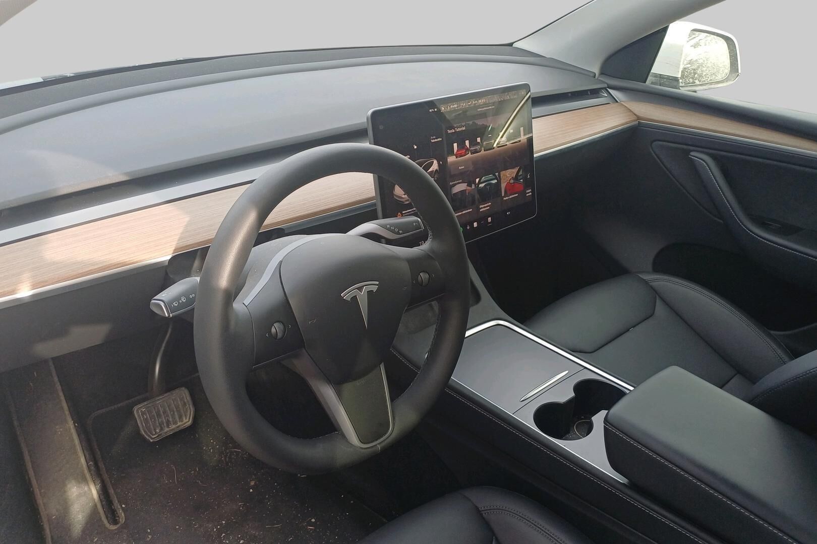 Tesla Model Y iso kuva 2