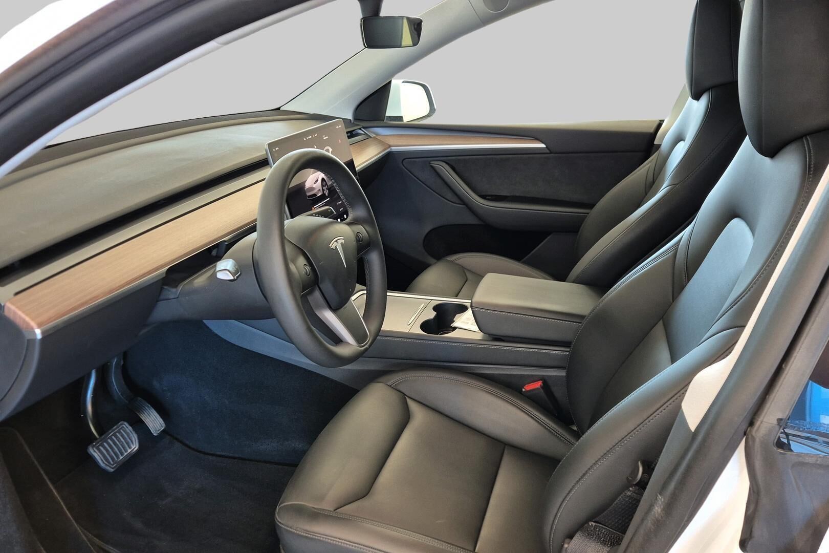 Tesla Model Y iso kuva 9