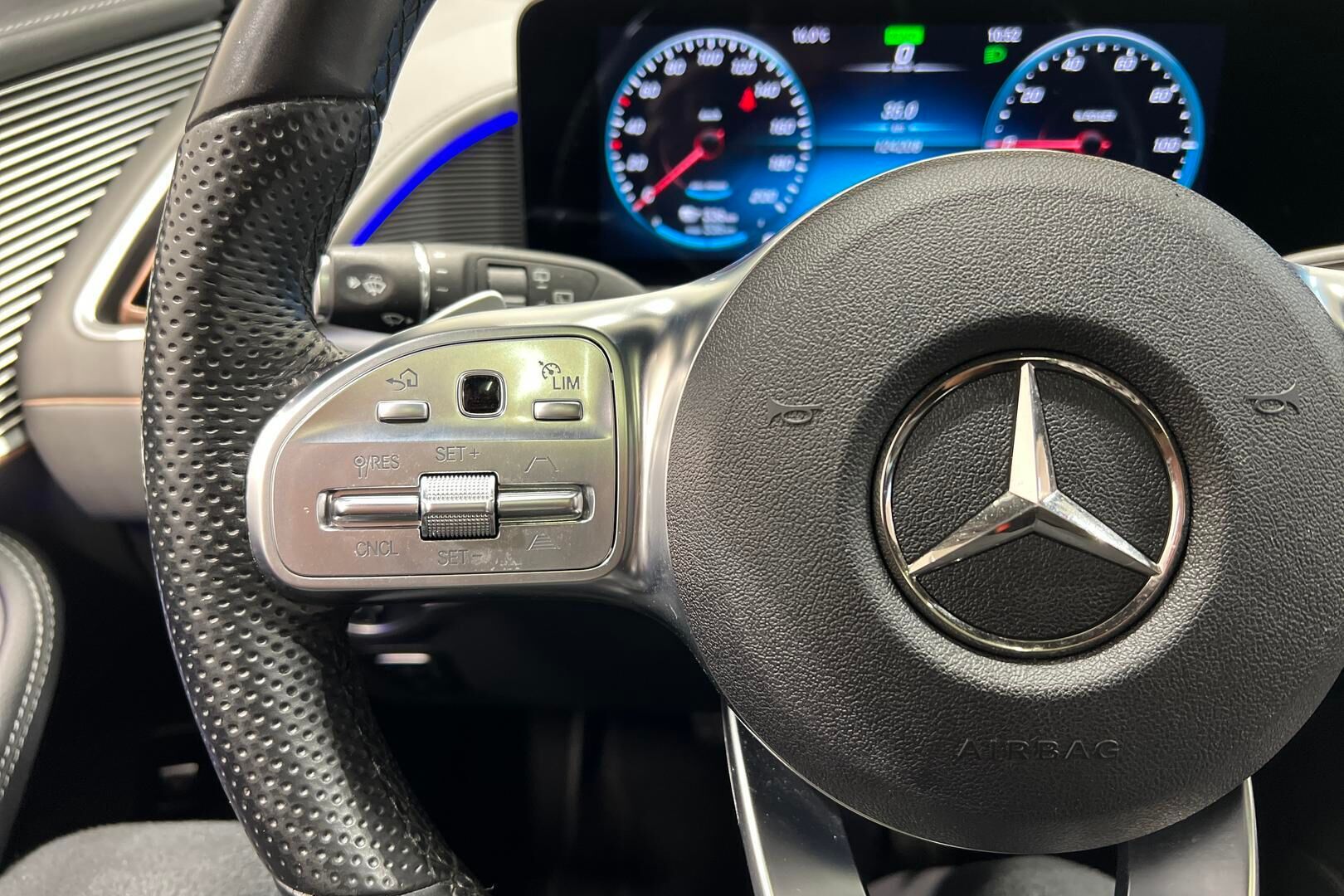 Mercedes-Benz EQC iso kuva 28
