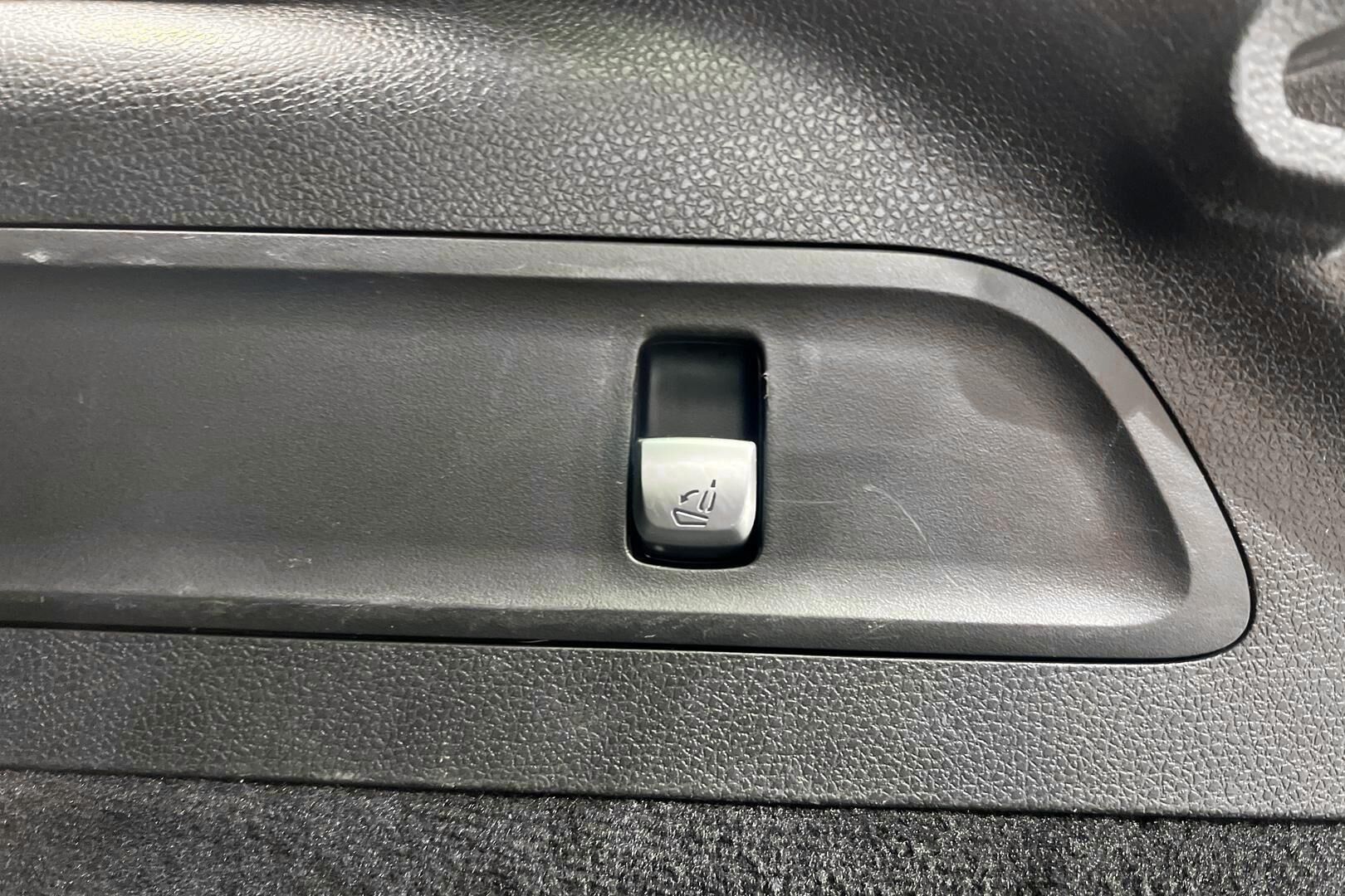 Mercedes-Benz EQC iso kuva 36