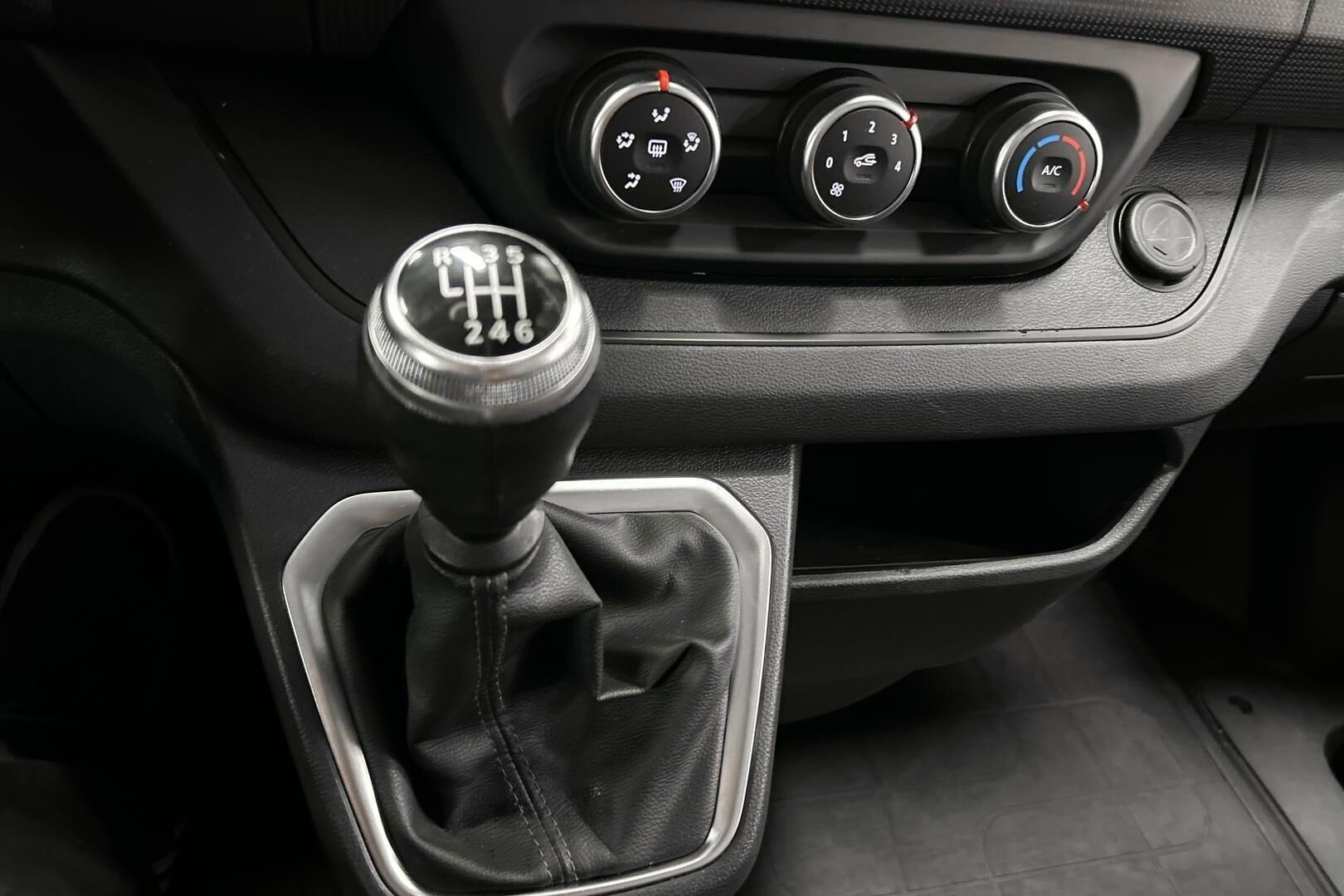 Nissan Primastar iso kuva 19