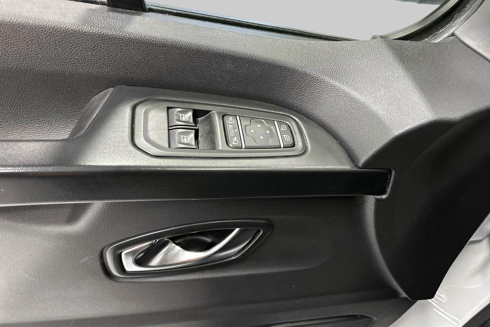 Nissan Primastar iso kuva 23