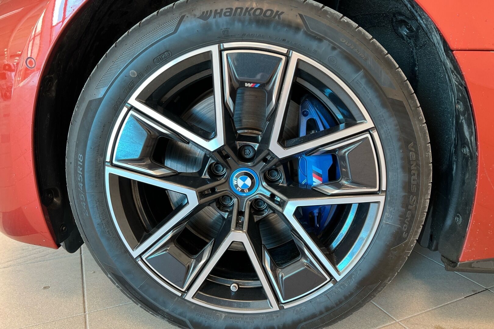 BMW i4 iso kuva 11