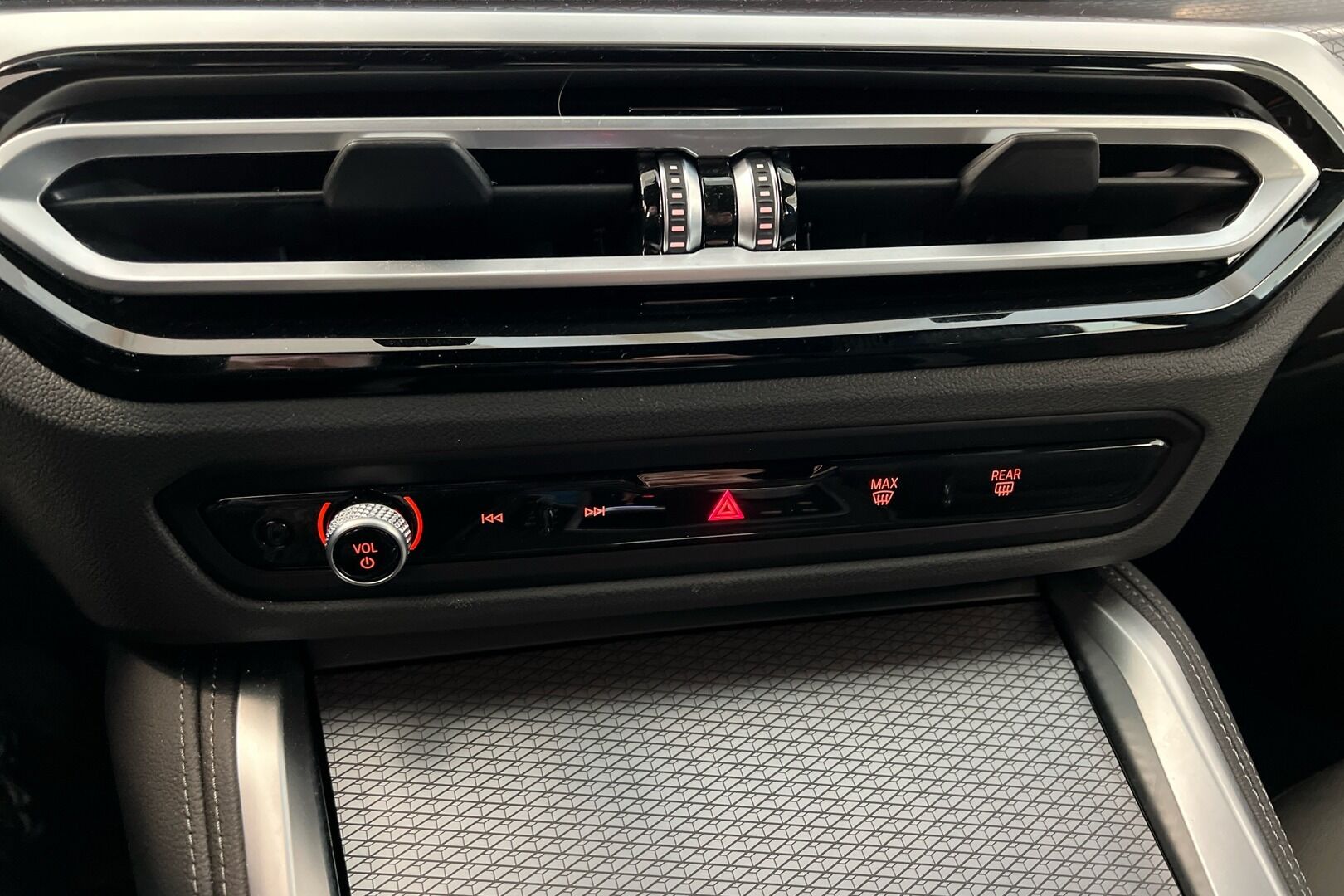 BMW i4 iso kuva 13
