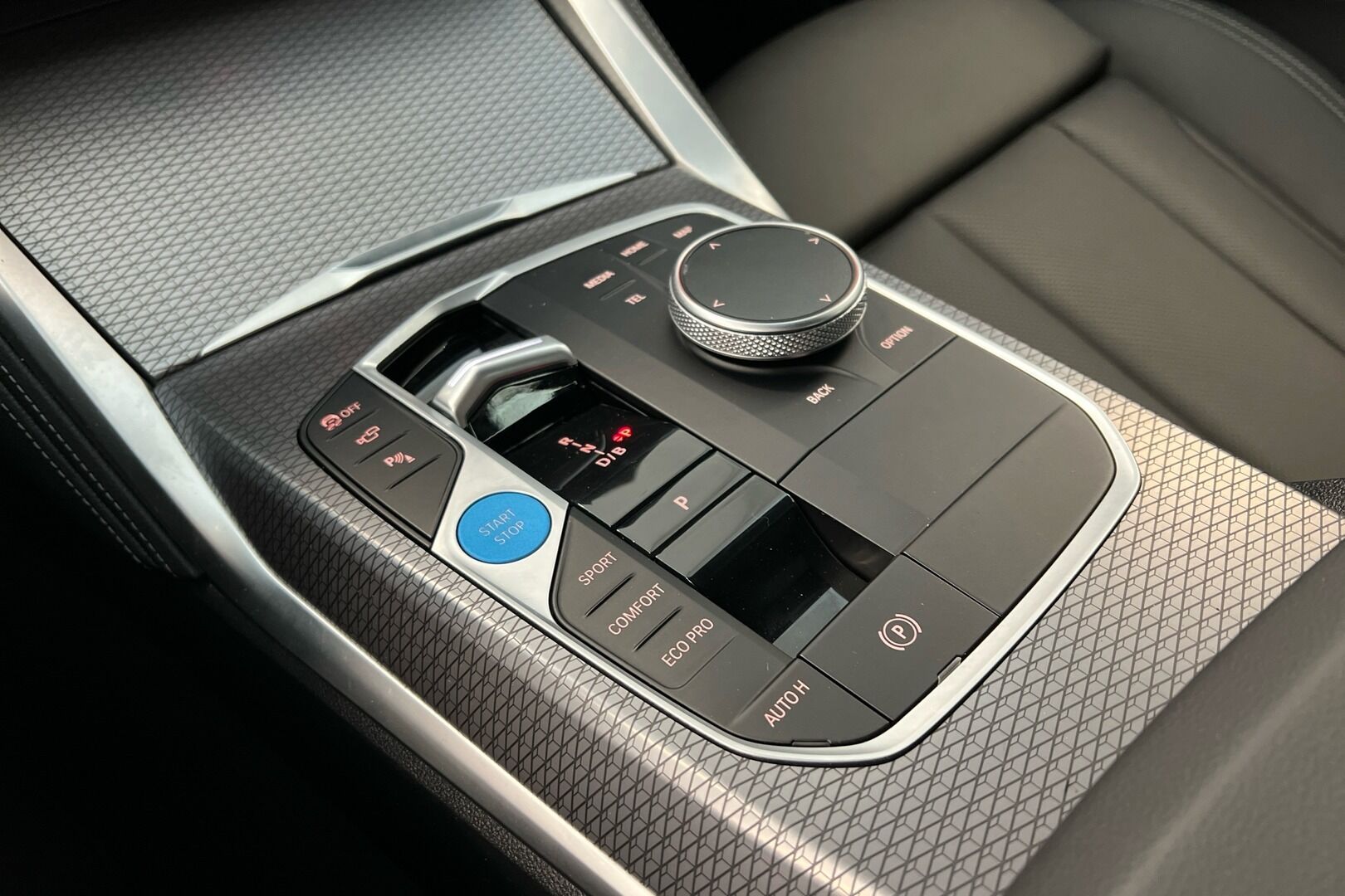 BMW i4 iso kuva 14
