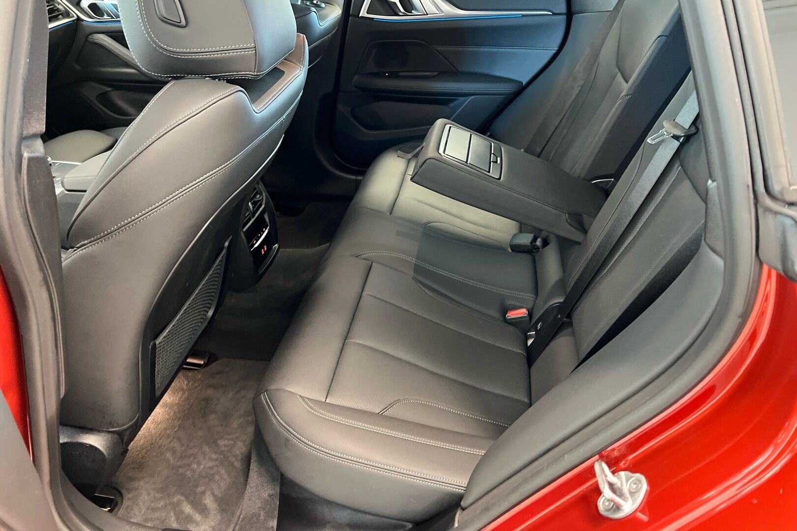 BMW i4 iso kuva 9