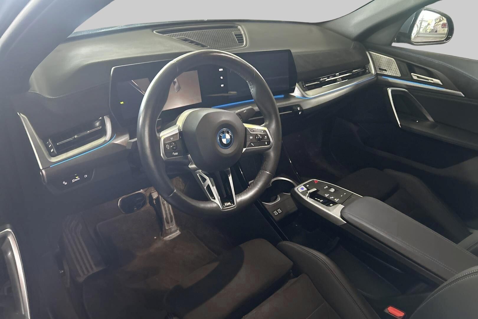 BMW iX2 iso kuva 1