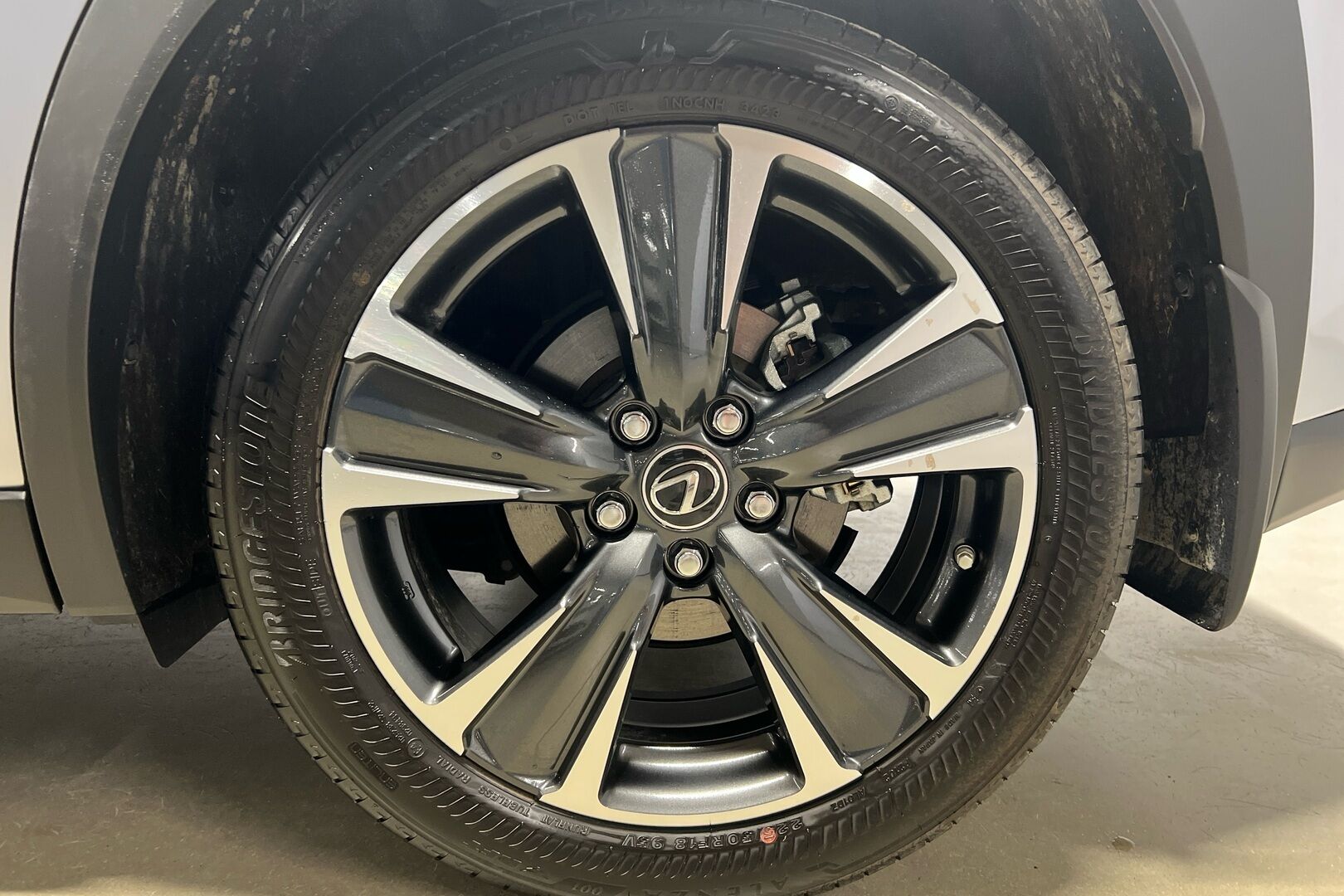 Lexus UX iso kuva 13