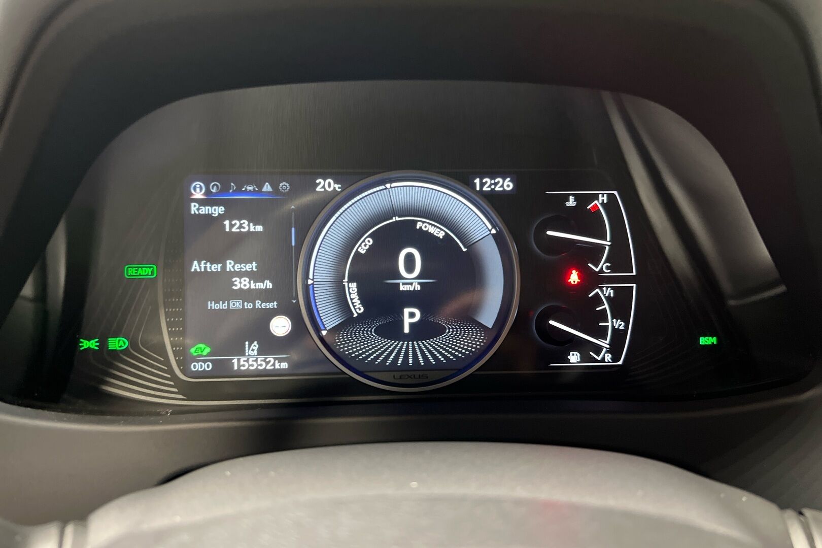 Lexus UX iso kuva 14