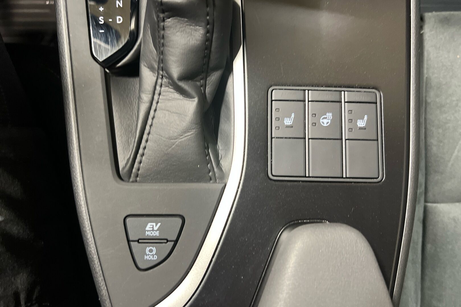 Lexus UX iso kuva 16