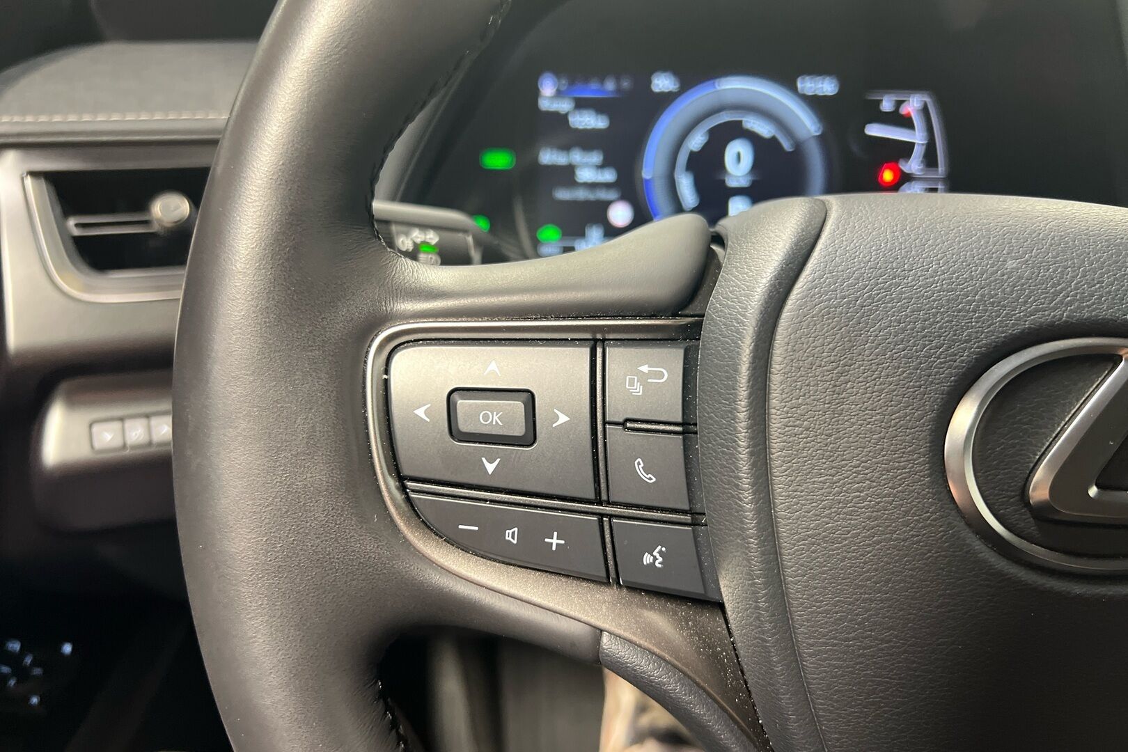 Lexus UX iso kuva 17