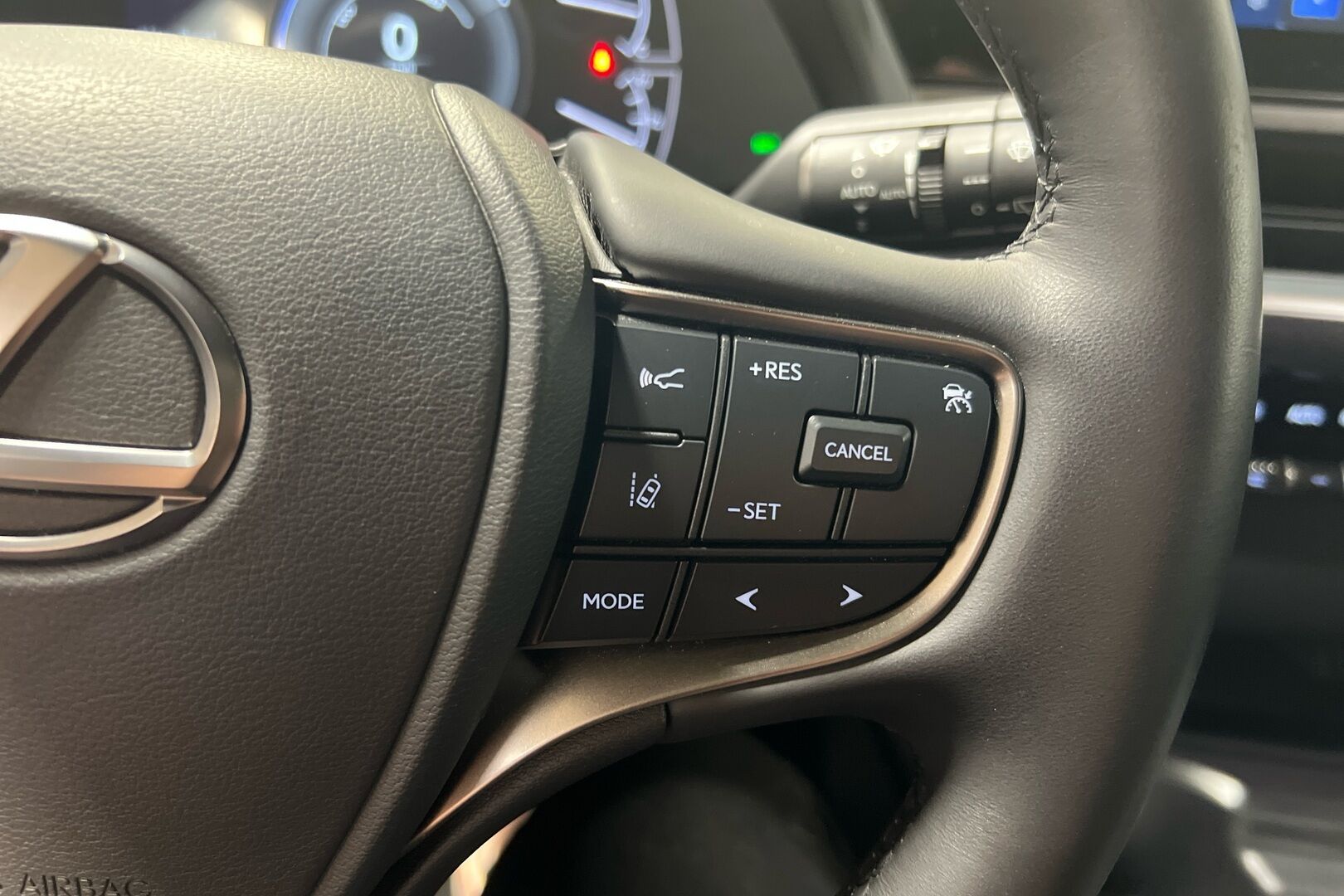 Lexus UX iso kuva 18