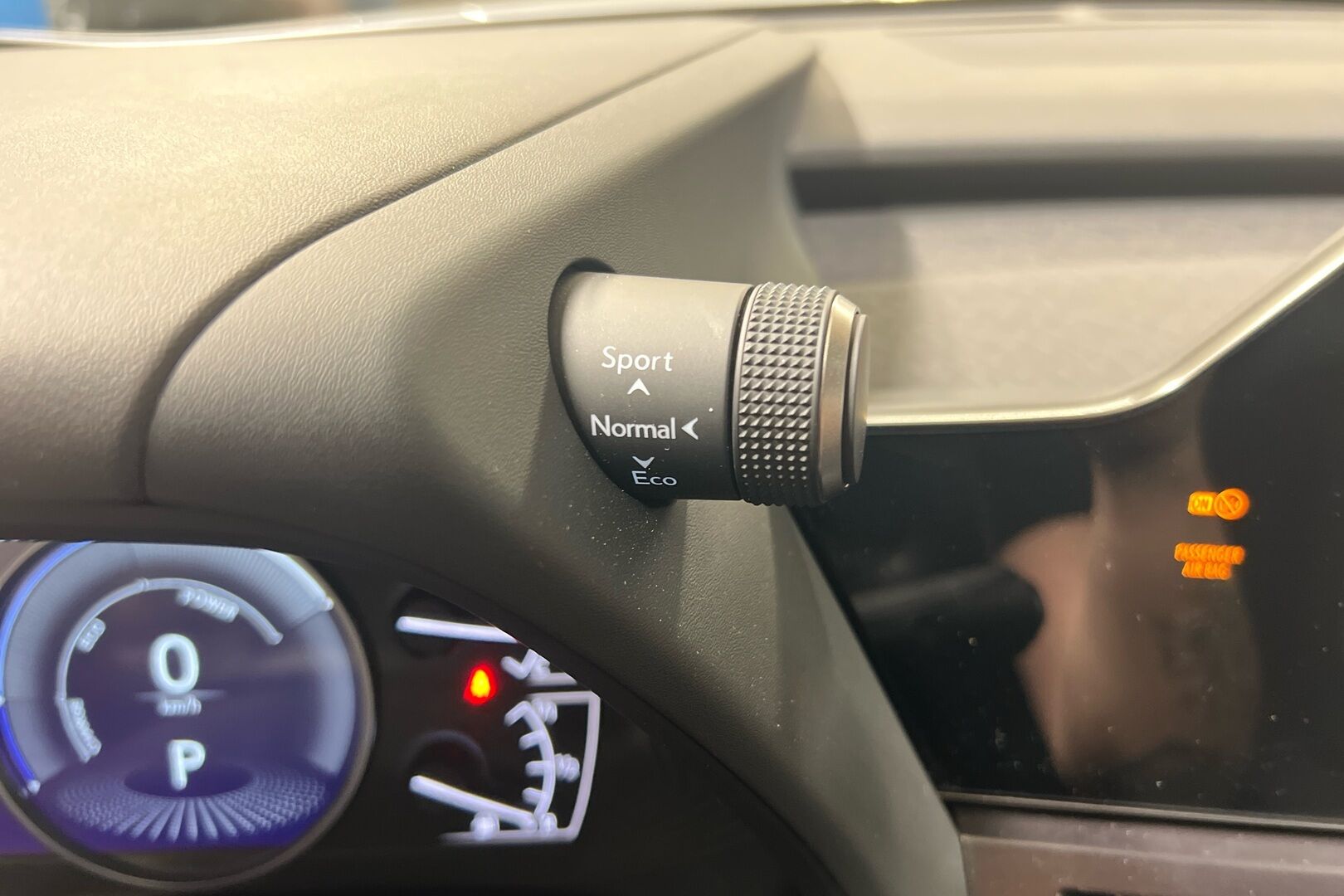 Lexus UX iso kuva 19