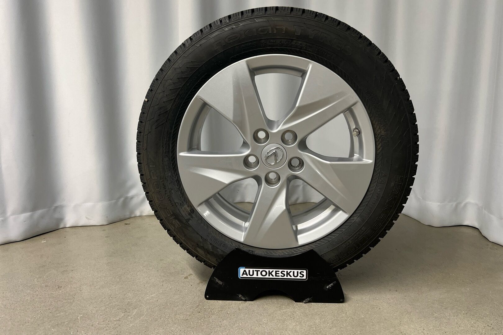 Lexus UX iso kuva 8