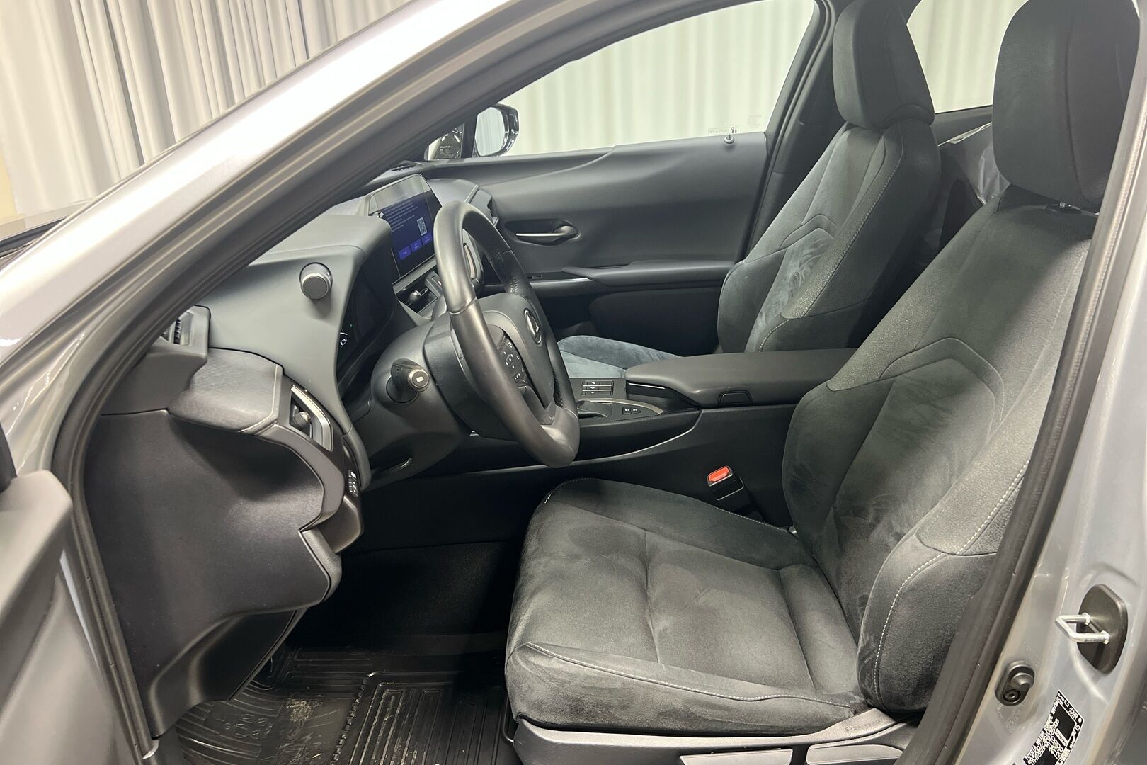 Lexus UX iso kuva 4
