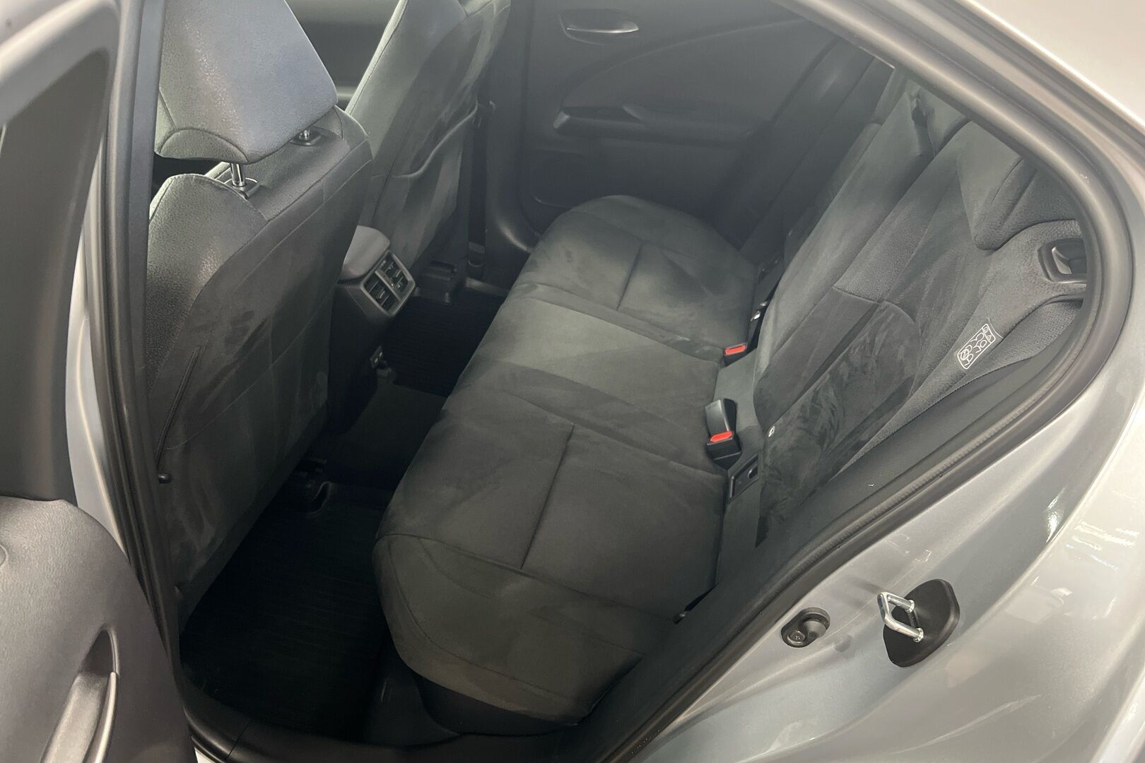 Lexus UX iso kuva 5