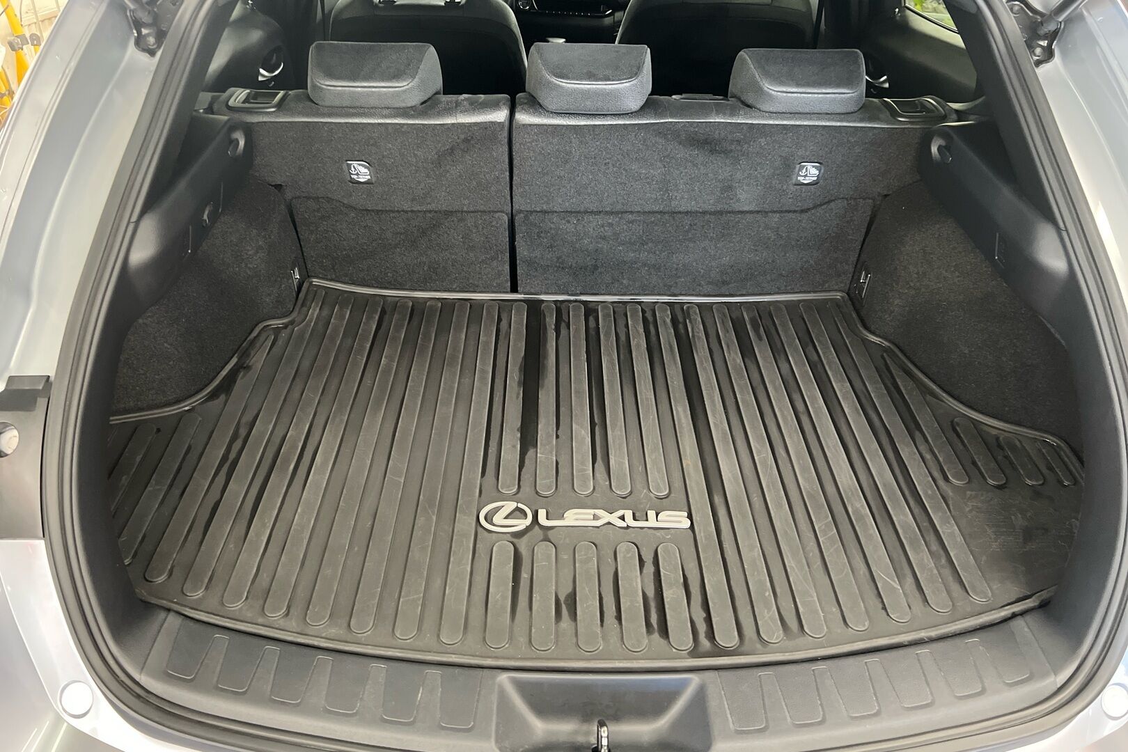 Lexus UX iso kuva 6