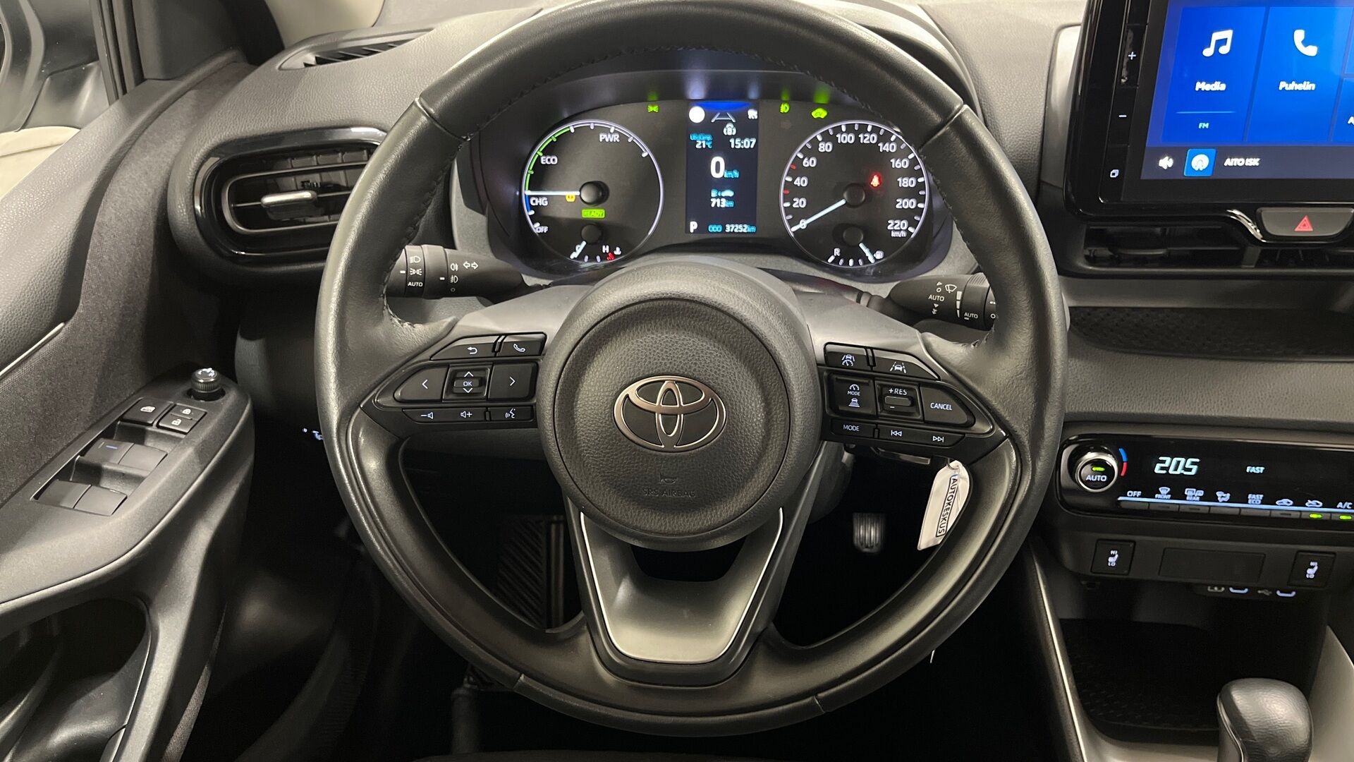 Toyota Yaris iso kuva 11
