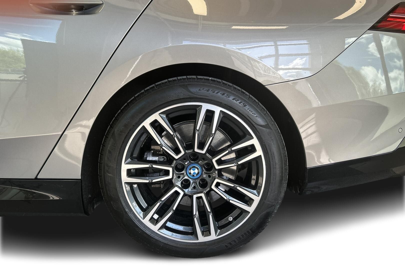 BMW i5 iso kuva 12