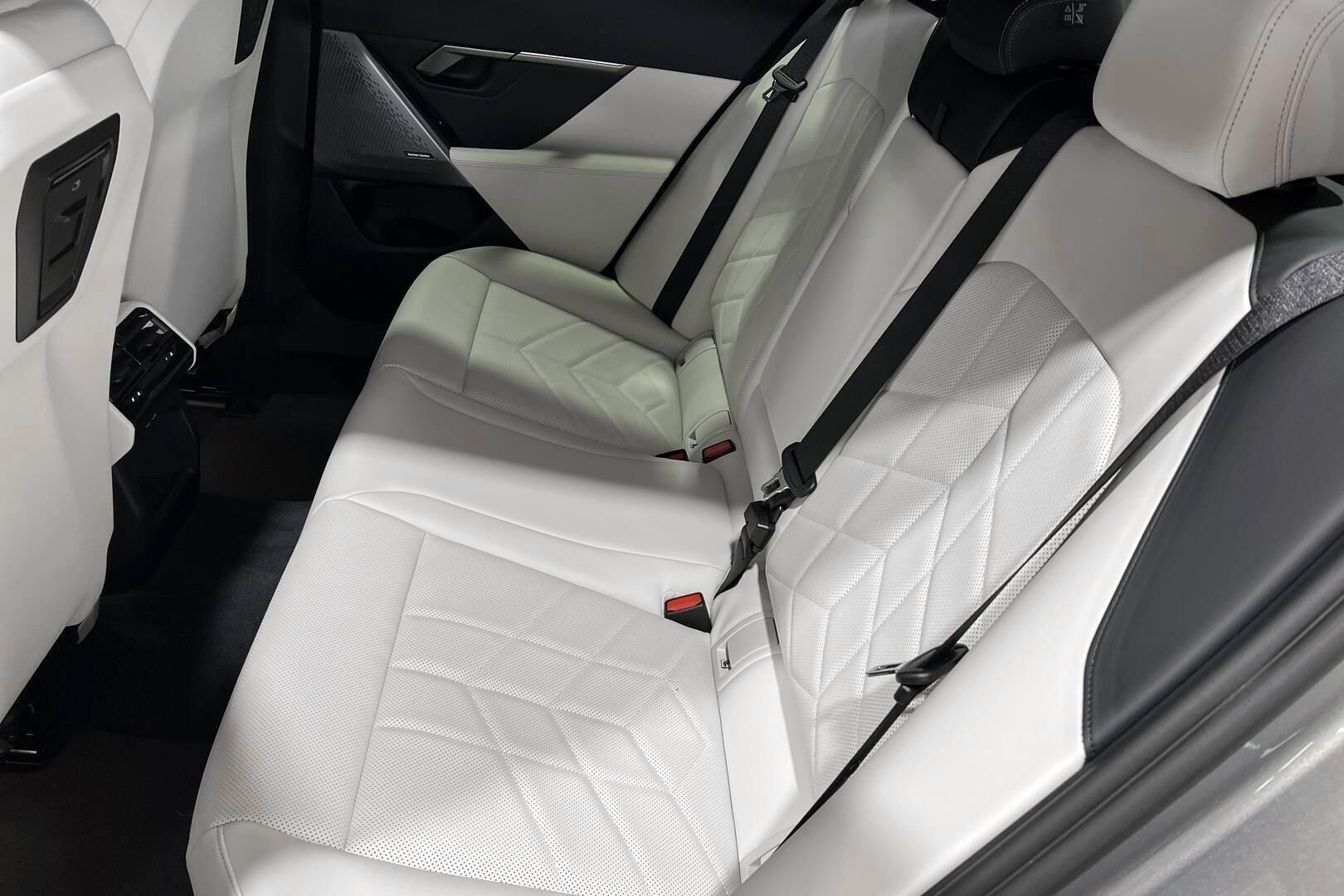 BMW i5 iso kuva 9
