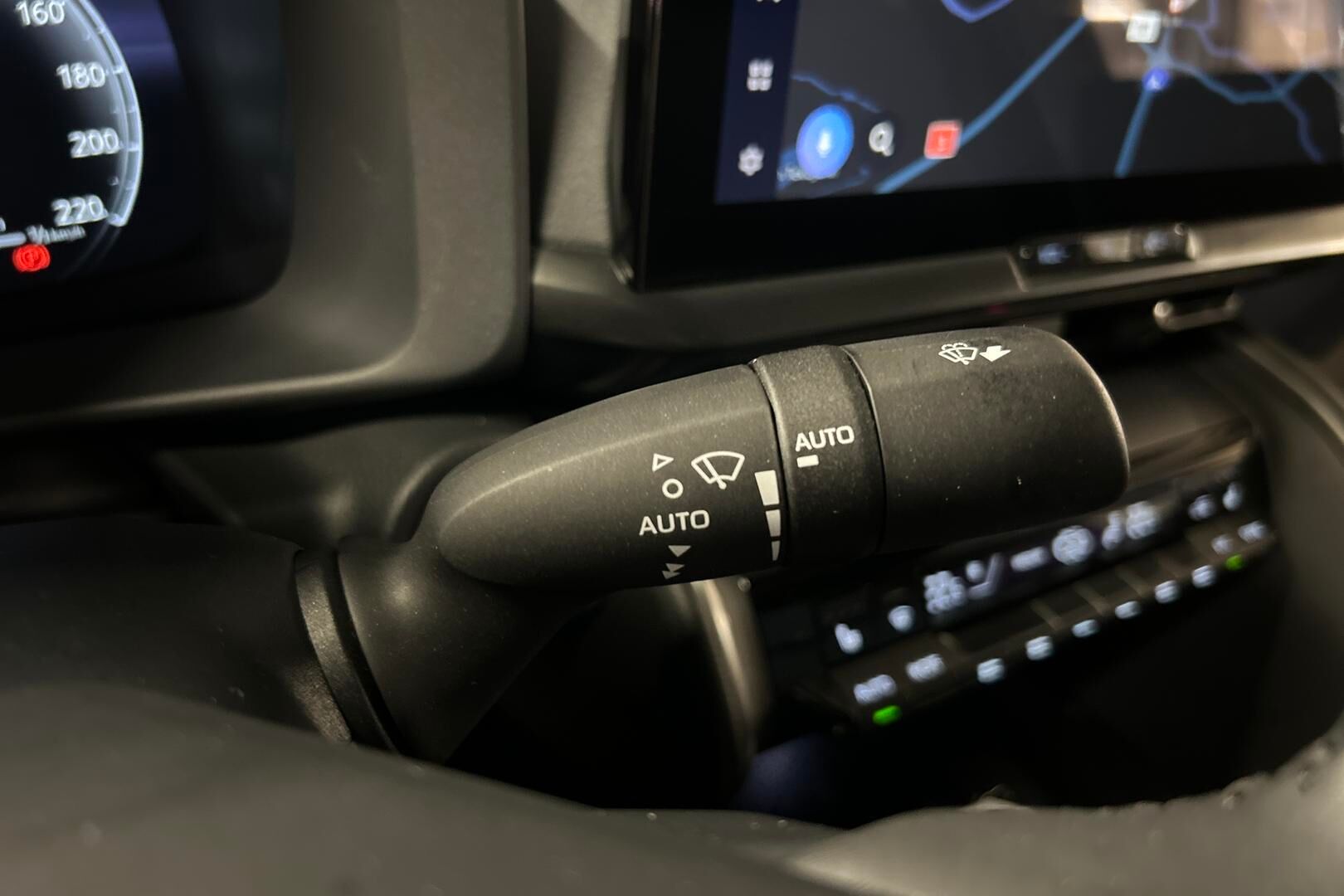 Toyota C-HR iso kuva 14