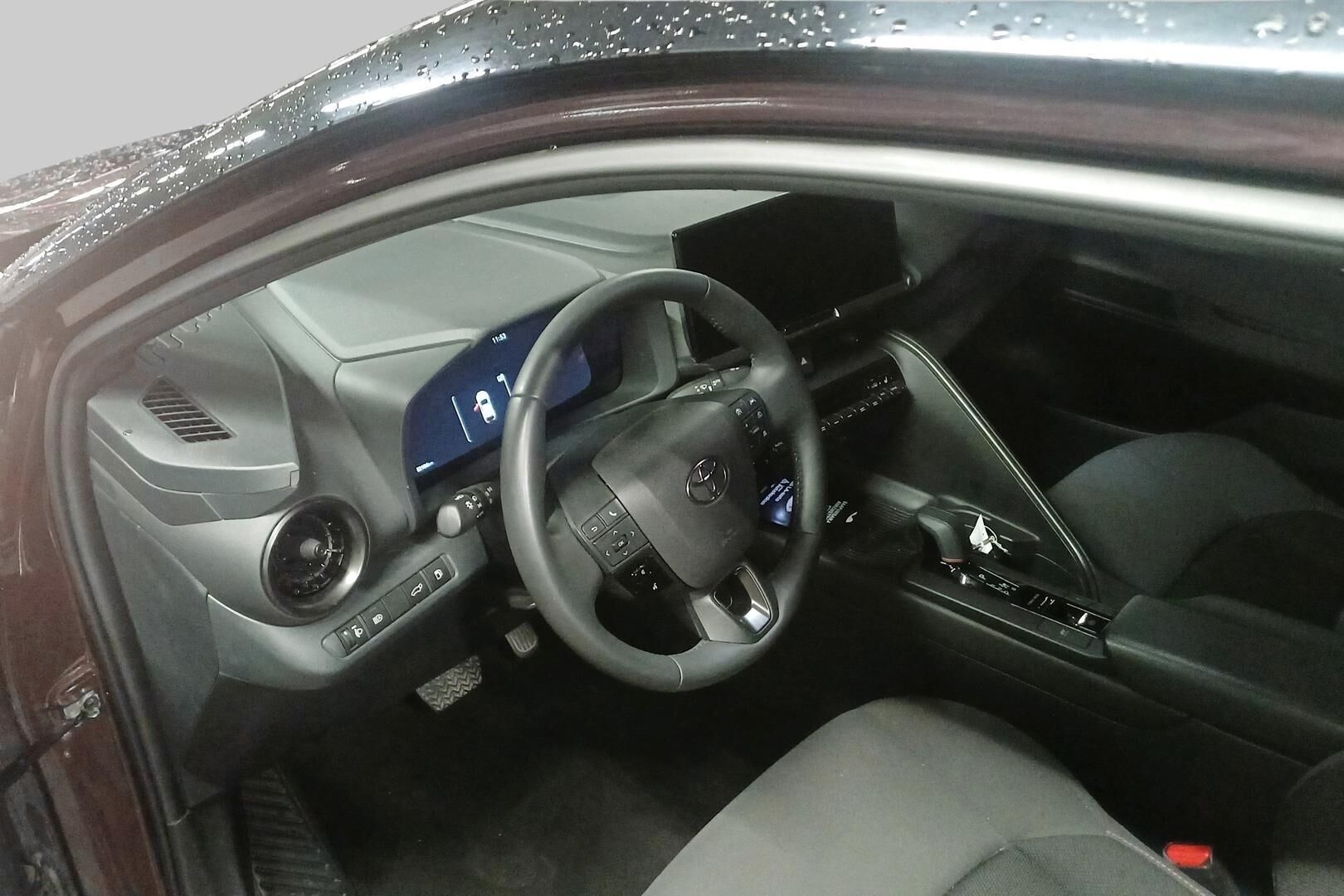 Toyota C-HR iso kuva 2