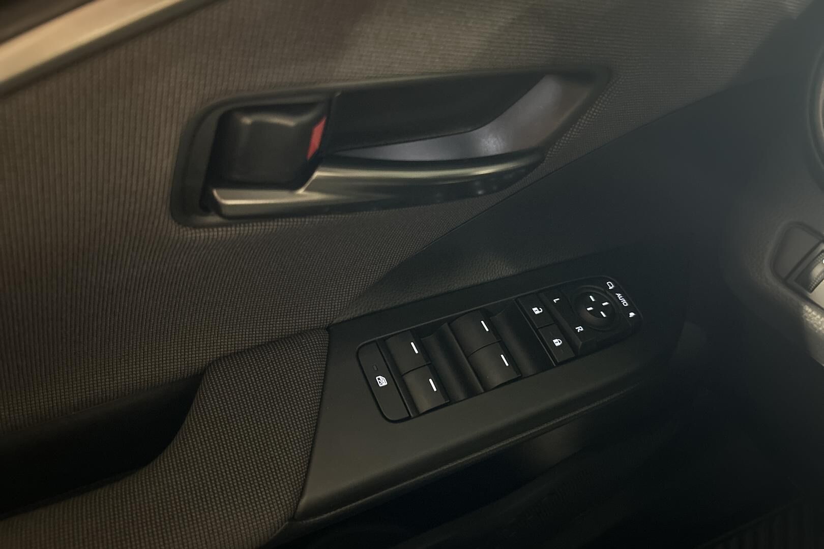 Toyota C-HR iso kuva 16