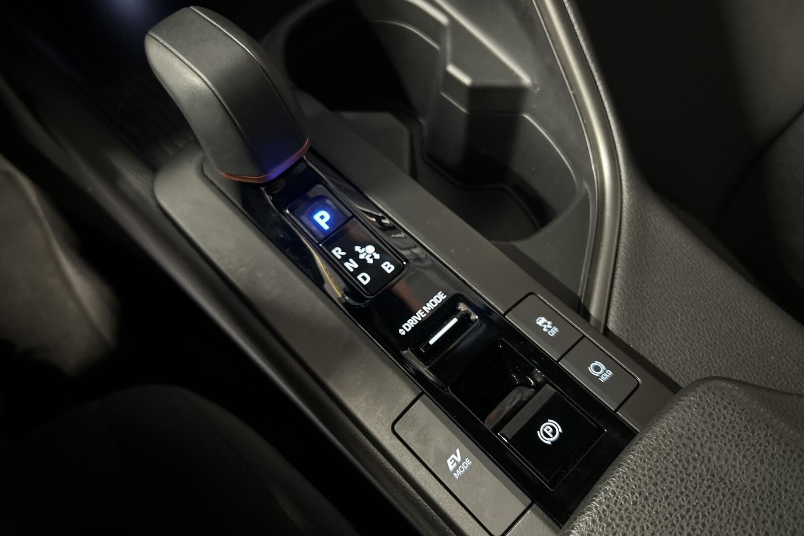 Toyota C-HR iso kuva 32
