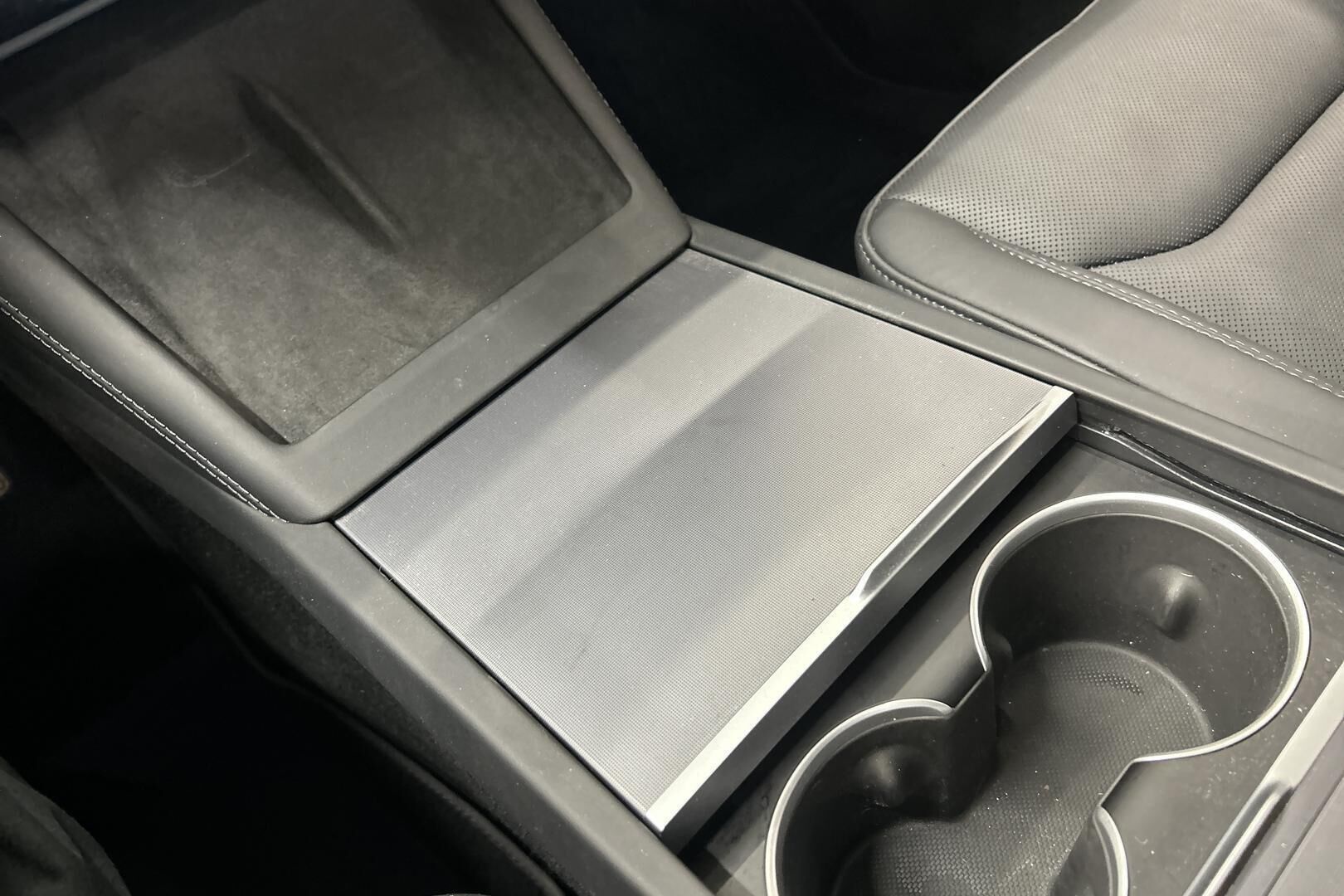 TESLA MODEL 3 iso kuva 13