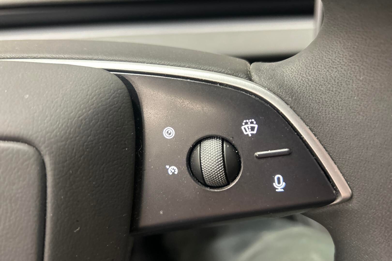 TESLA MODEL 3 iso kuva 14