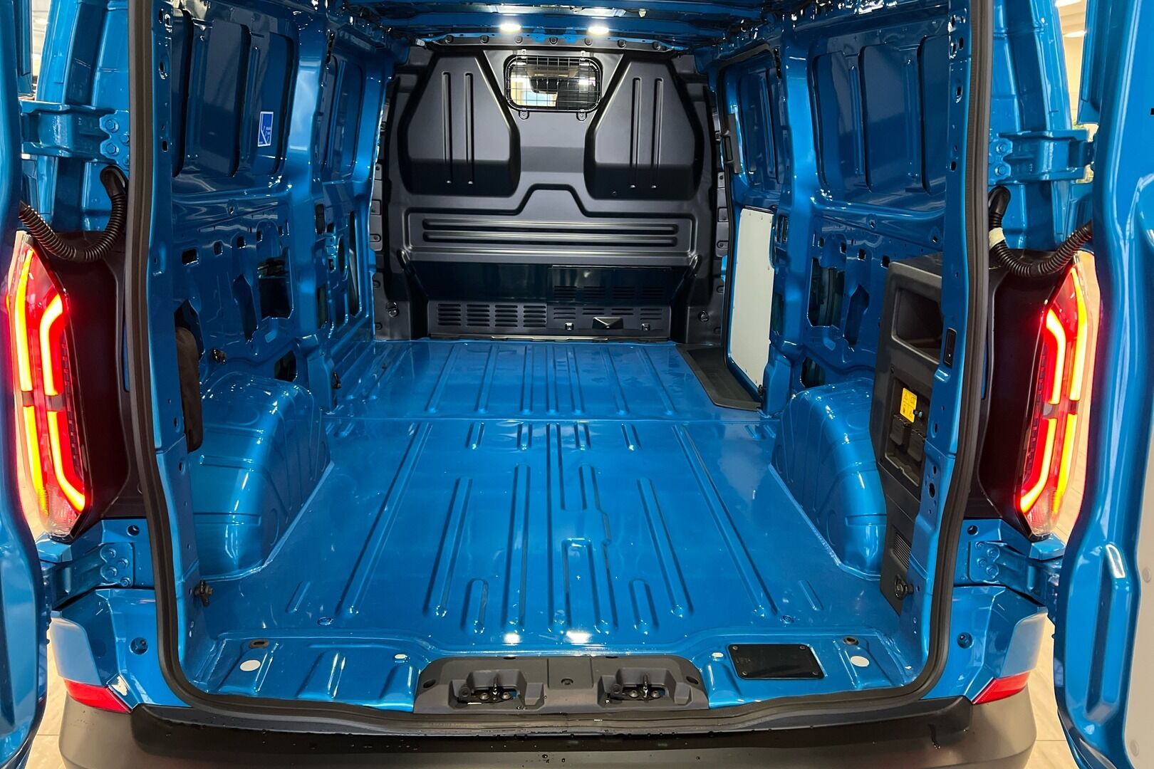 Ford Transit Custom iso kuva 6