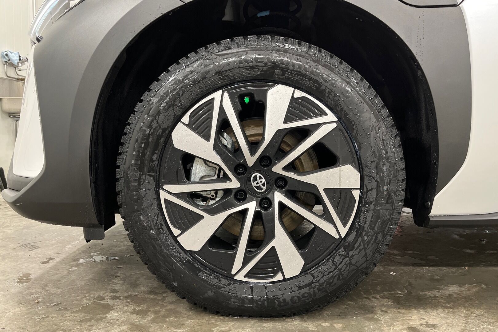 Toyota bZ4X iso kuva 10