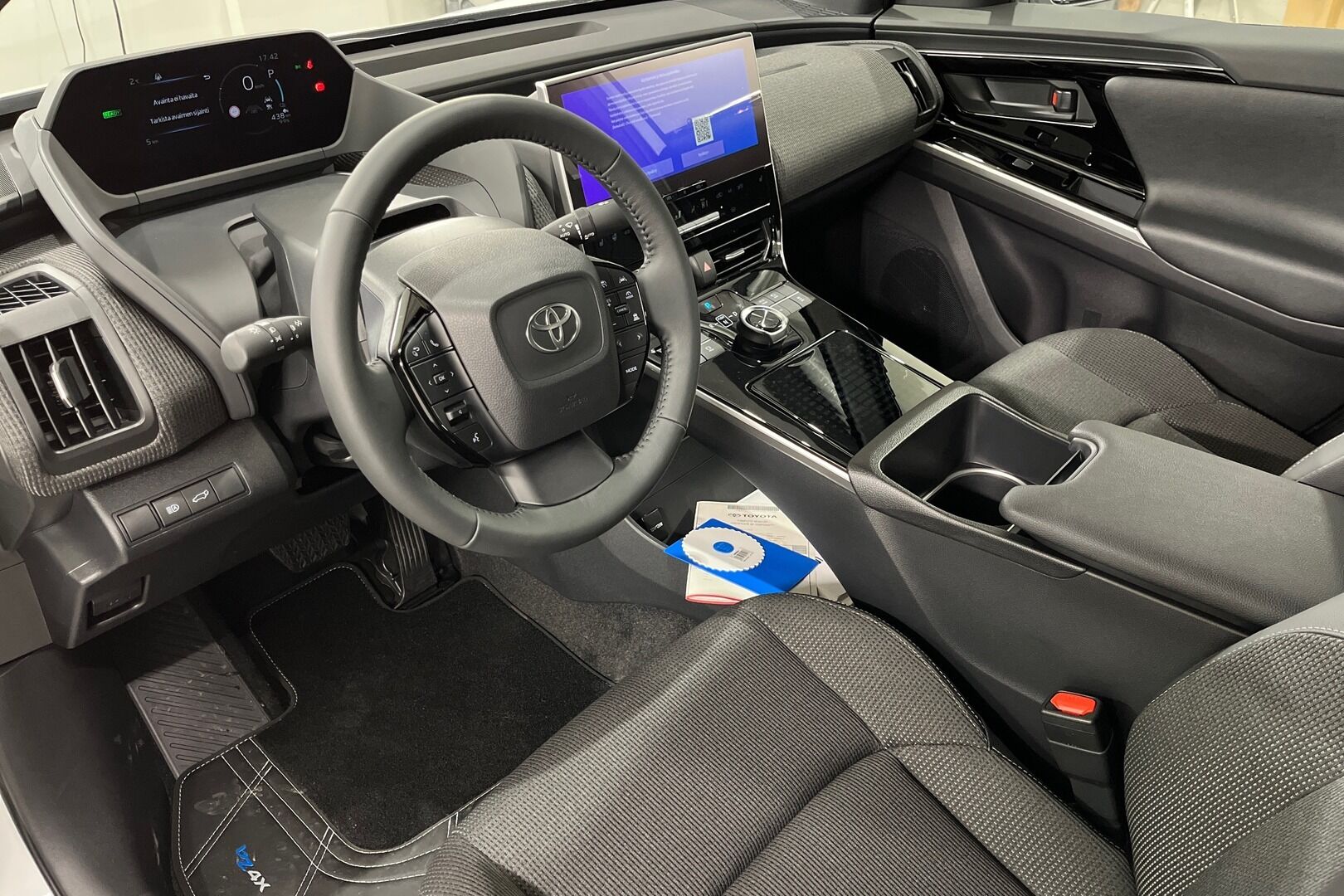 Toyota bZ4X iso kuva 6