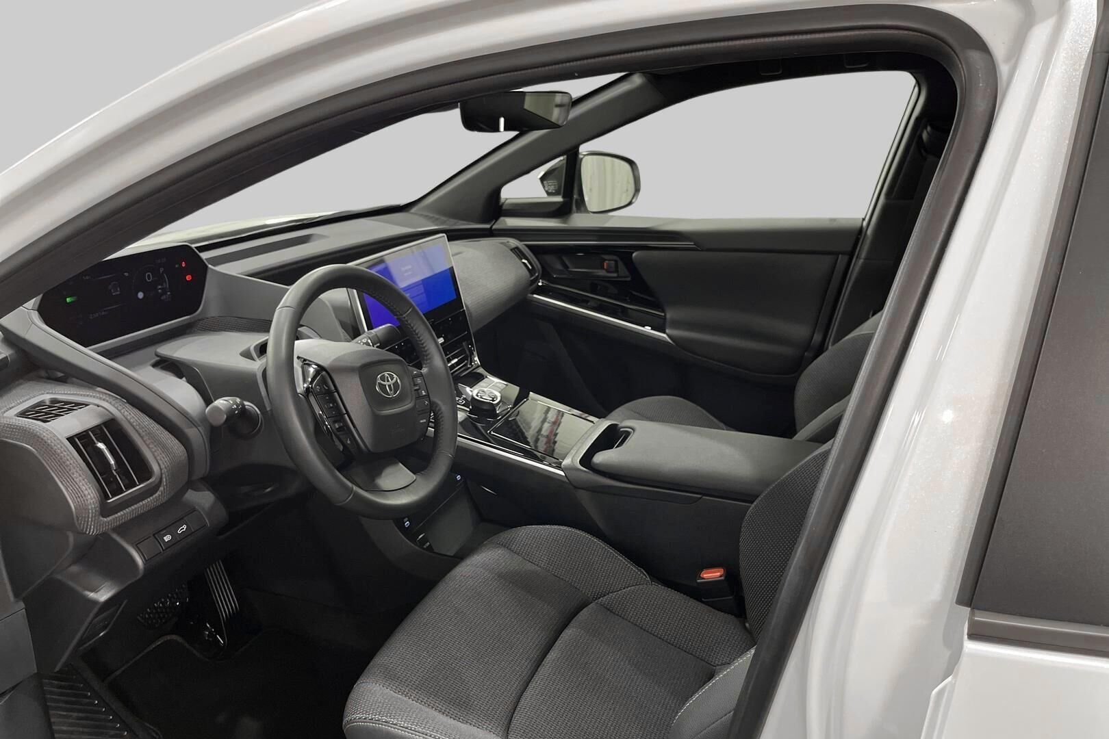 Toyota bZ4X iso kuva 8