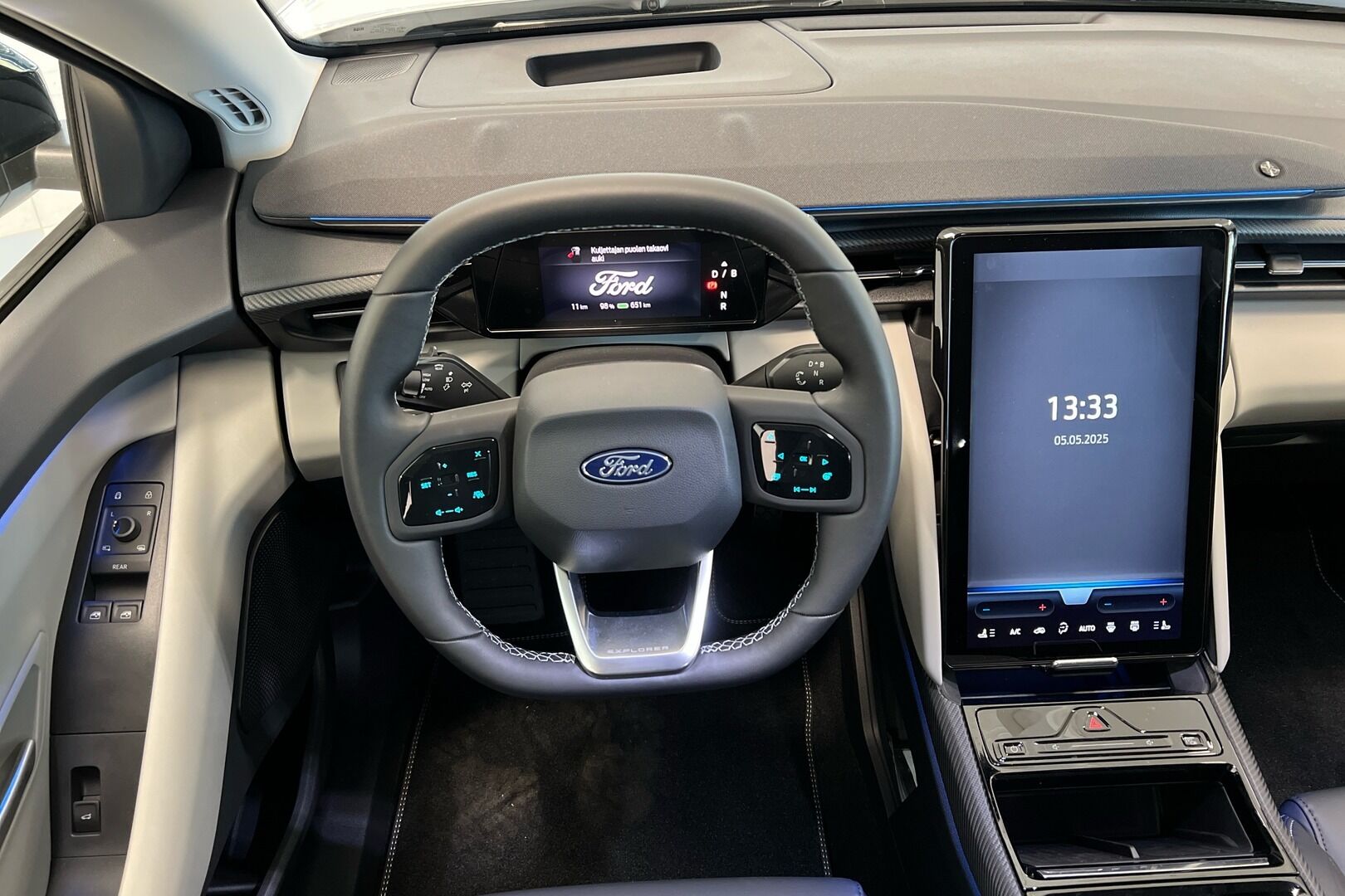 Ford Explorer iso kuva 15